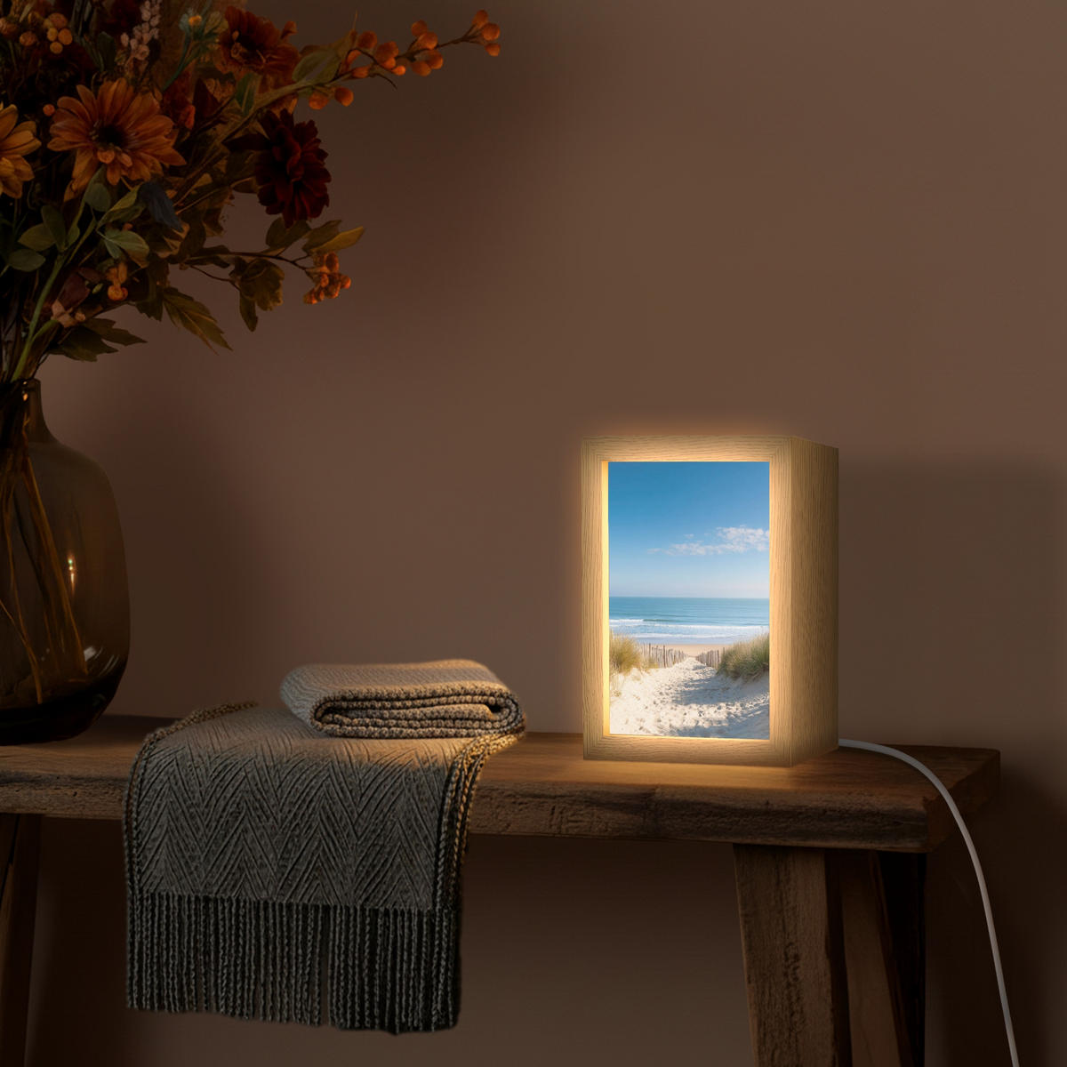 NÁSTĚNNÁ LAMPA Pláž - moře - duny - písek - léto 15x20 cm - písková barva, kompozitní dřevo (15/20/8cm) - OnlyWow