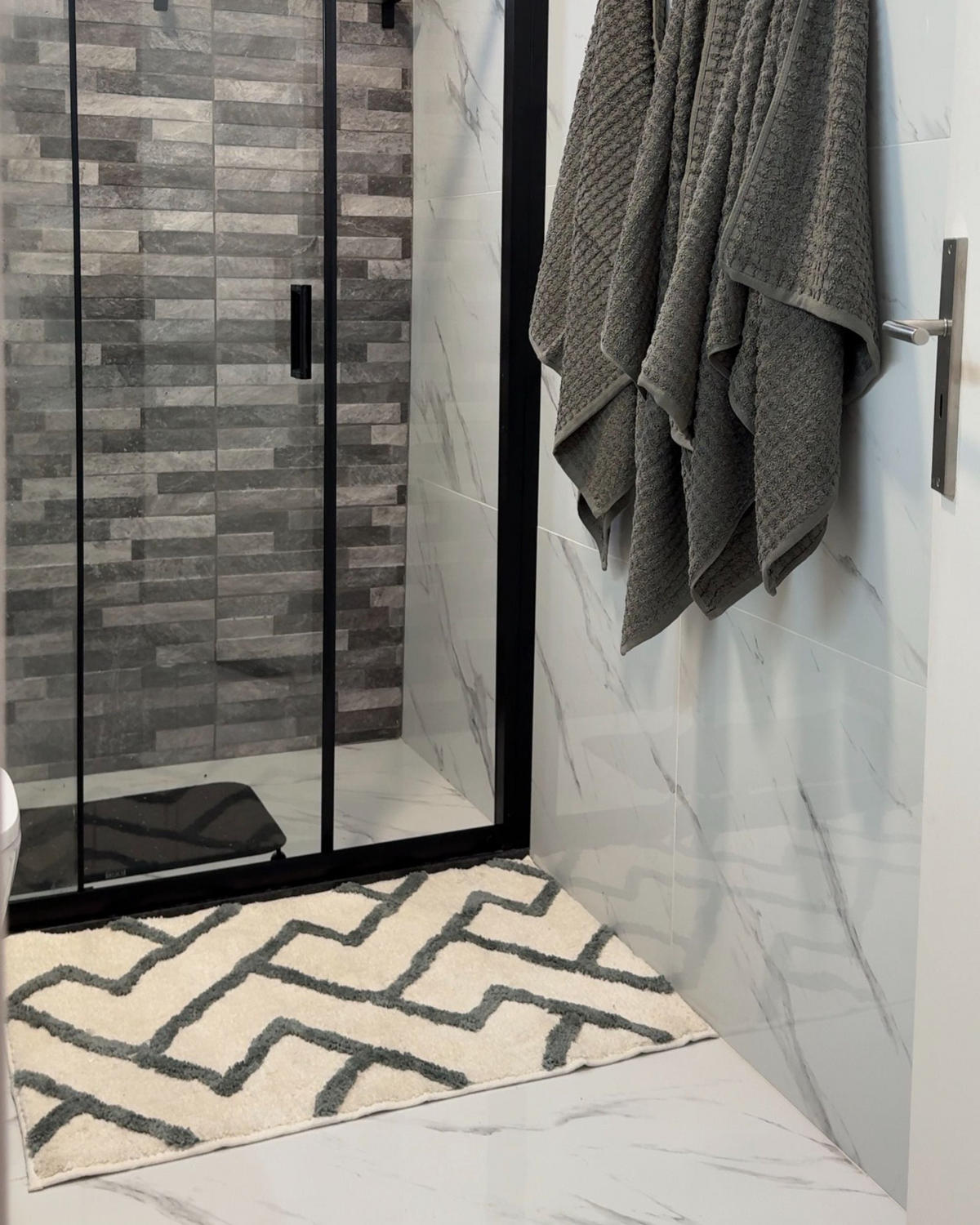 KOUPELNOVÁ PŘEDLOŽKA Béžová 60/90 cm Garhi - tmavě šedá/béžová, textil (60/90cm) - Beliani