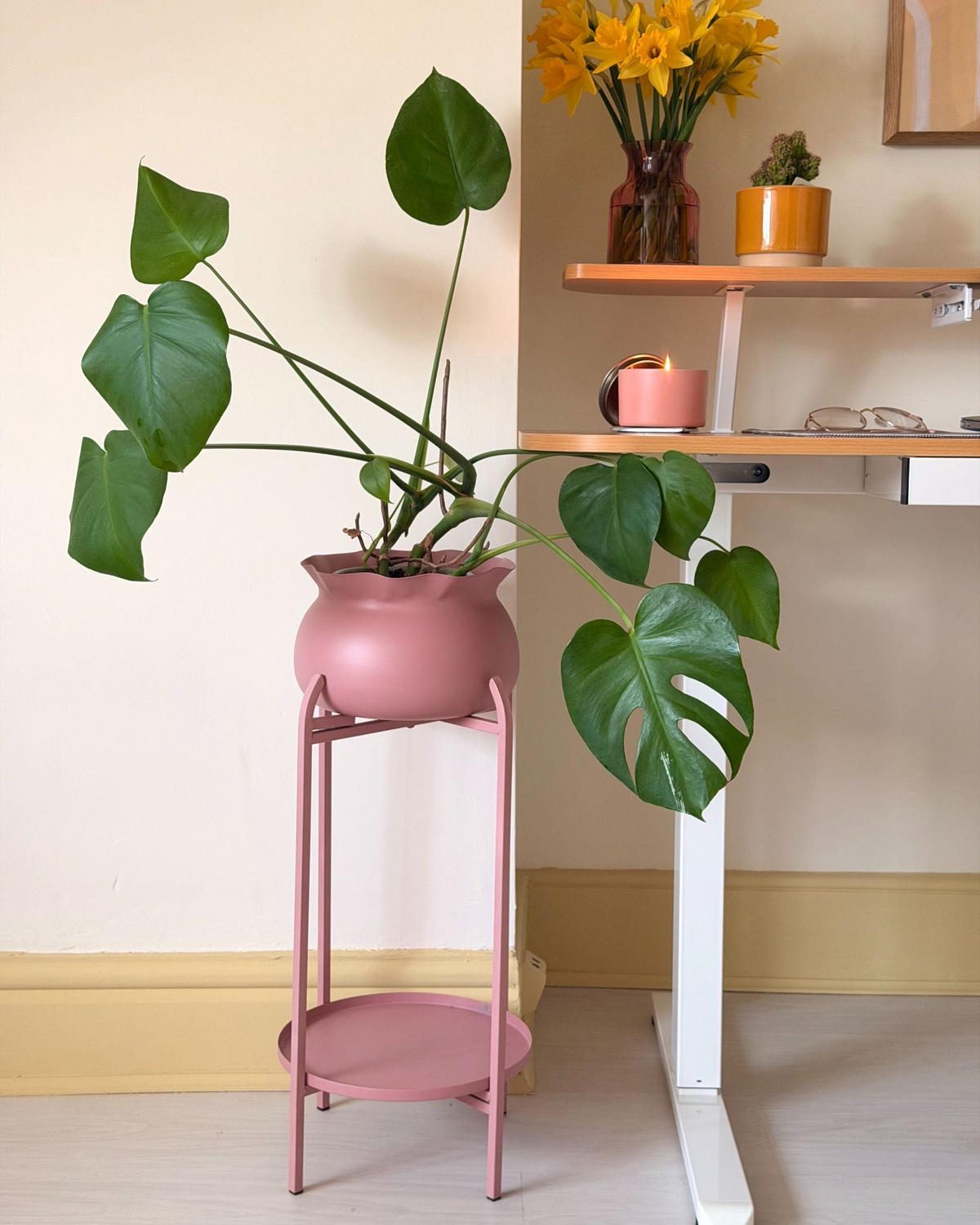 SUPORT PENTRU PLANTE roz Mokuren - roz aprins, metal (60cm) - Beliani
