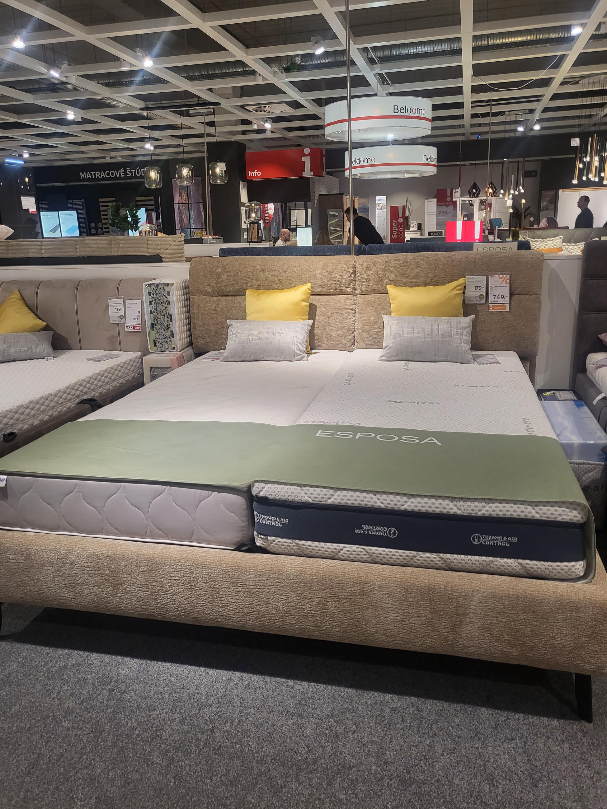 Čalúnená posteľ Brindisi - Esposa