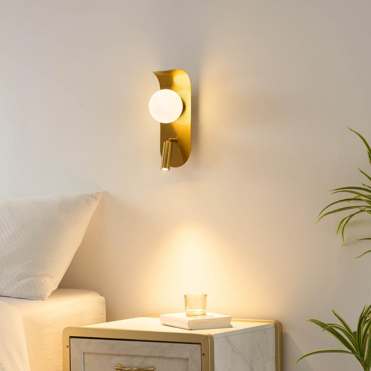 WANDLEUCHTE Matalia, Messing und Weiß, 29cm - Messingfarben, Glas (10.1/29/13cm) - KOSILUM