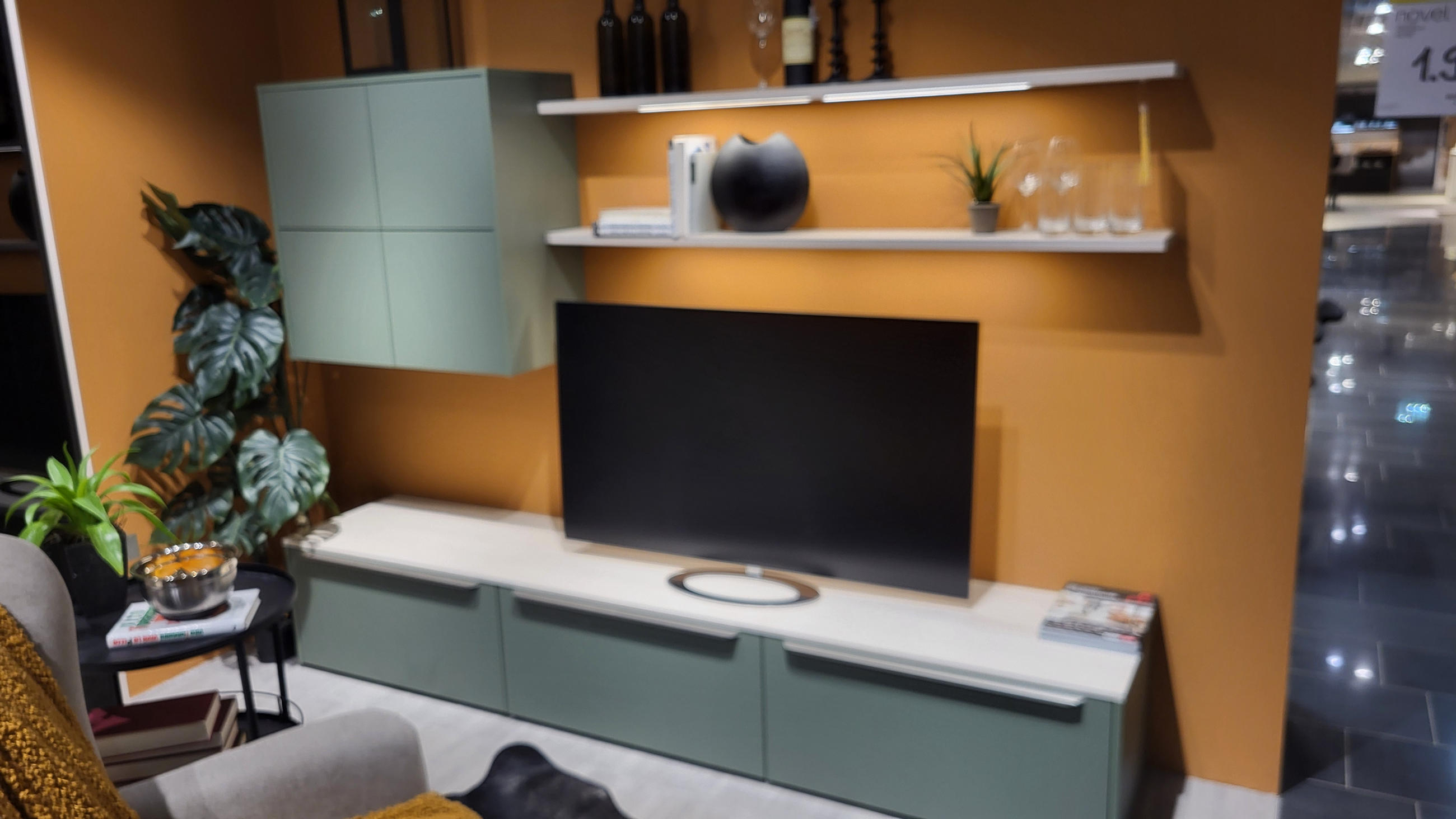 WOHNWAND MIT VITRINE UND BELEUCHTUNG - Novel