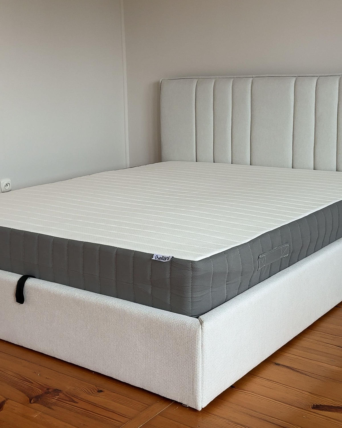 MATRACE S KAPSOVÝMI PRUŽINAMI A PAMĚŤOVOU PĚNOU H3/4 Tuhá 160/200 cm Drift - bílá, textil (160/200cm) - Beliani