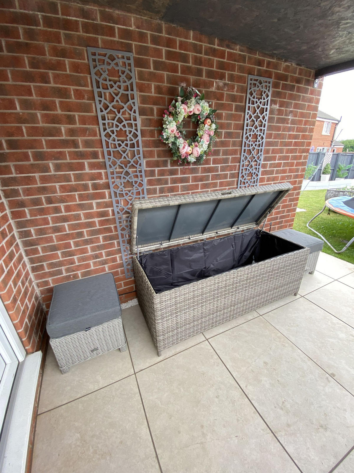 ÚLOŽNÝ BOX NA POLSTROVÁNÍ Ratan šedý 158/63 cm Modena - šedá, plast (158/66/63cm) - Beliani