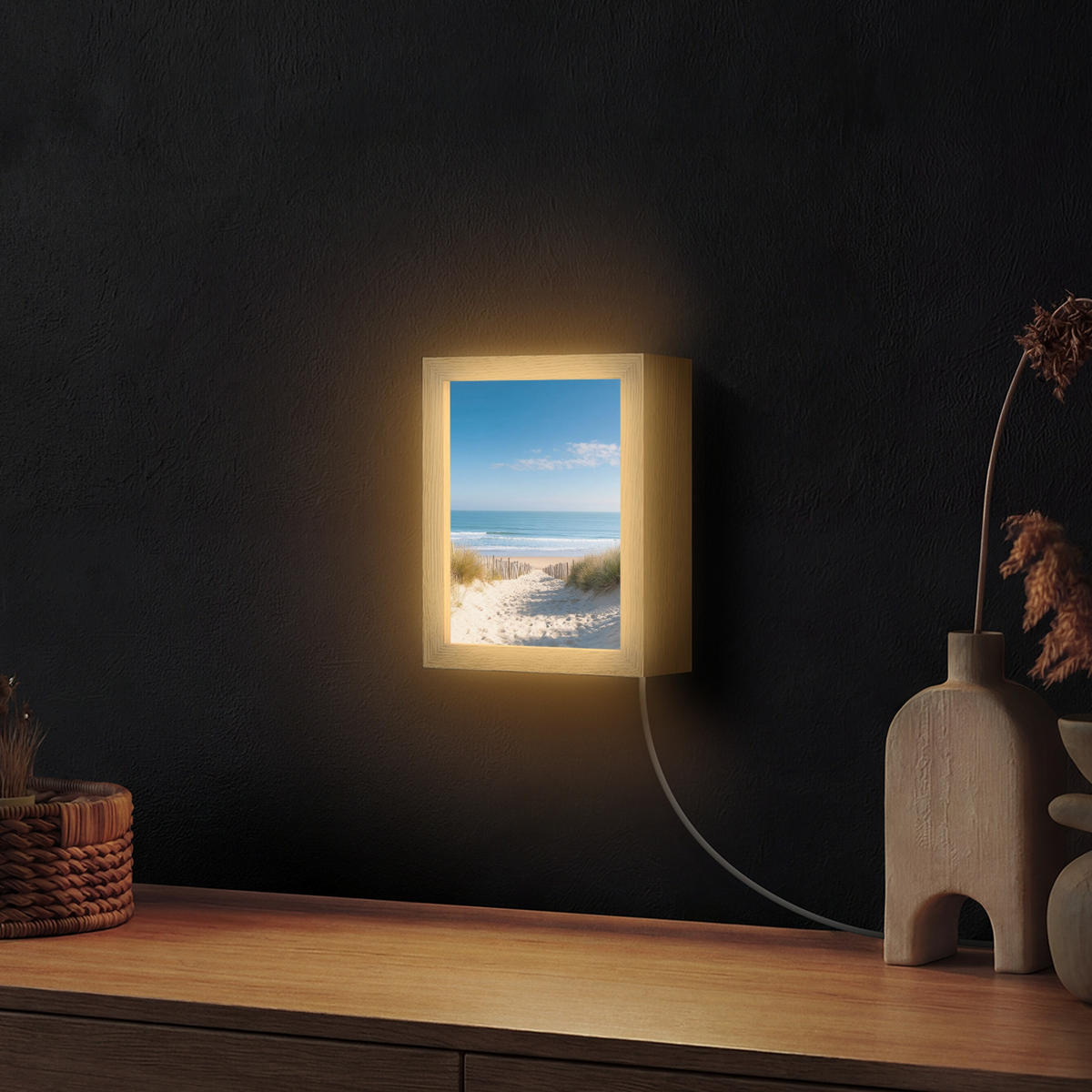 NÁSTĚNNÁ LAMPA Pláž - moře - duny - písek - léto 15x20 cm - písková barva, kompozitní dřevo (15/20/8cm) - OnlyWow