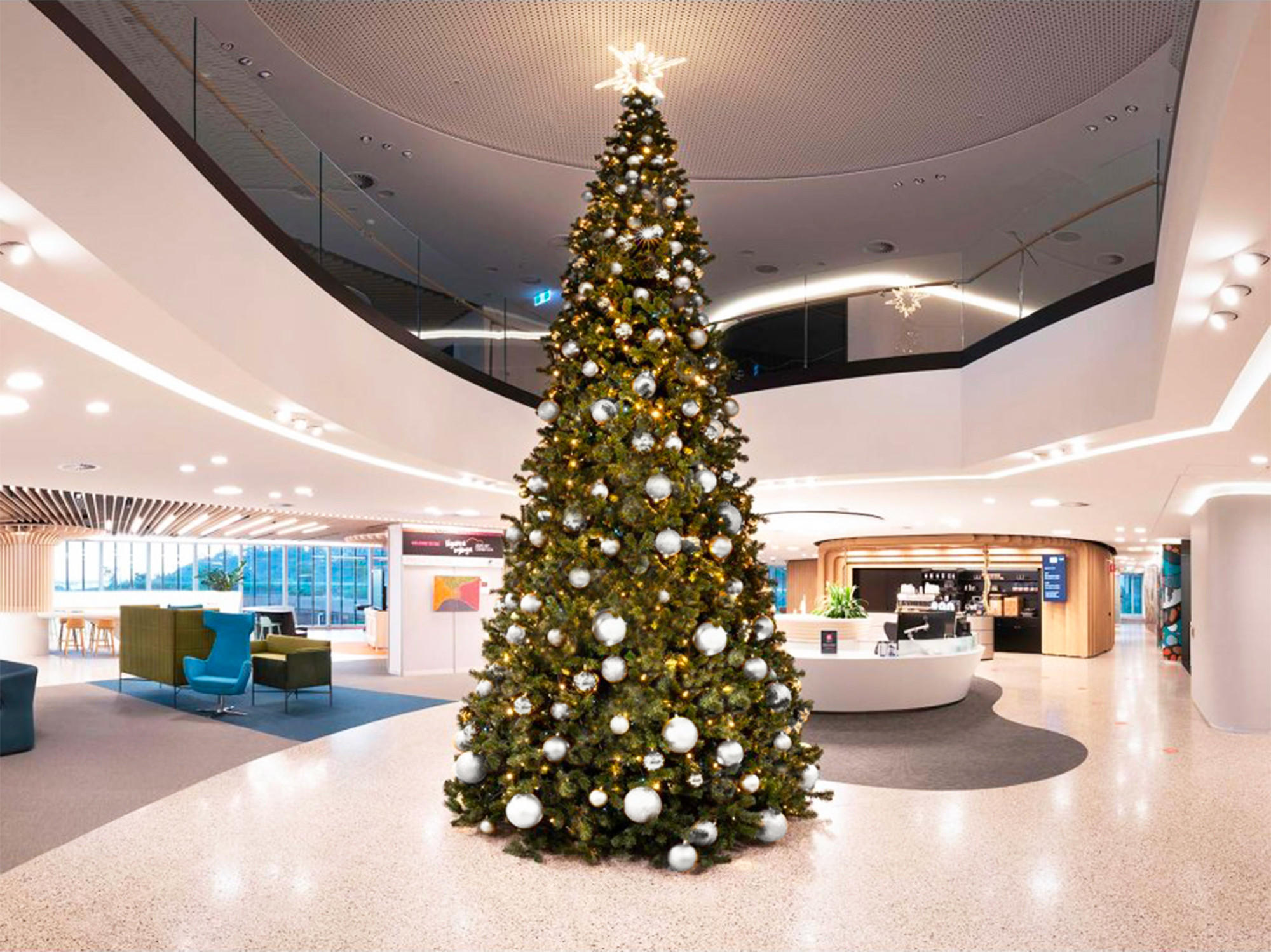 LAALU WEIHNACHTSBAUM geschmückt künstlich mit 74 Ornamenten BASIC SILVER 500 cm Baum mit Ständer und Christbaumschmuck - Silberfarben/Grün, Kunststoff (500cm) - LAALU
