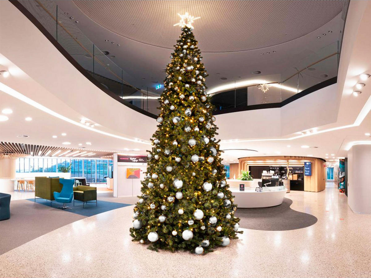 LAALU WEIHNACHTSBAUM geschmückt künstlich mit 74 Ornamenten BASIC SILVER 500 cm Baum mit Ständer und Christbaumschmuck - Silberfarben/Grün, Kunststoff (500cm) - LAALU