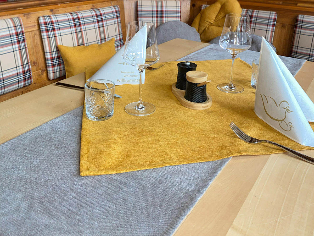 TISCHLÄUFER FarbTon Chenille-Haptik curry-gelb 140/40 cm - Currygelb, Textil (40/140cm) - beties Heimtextil