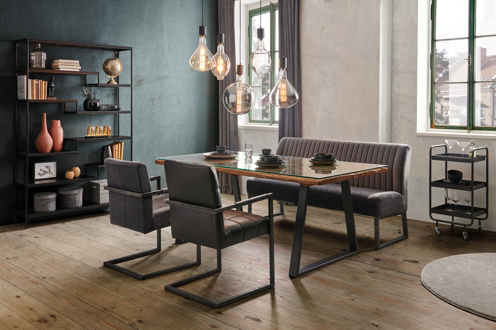 Esszimmer mit Esstisch und Ledersessel