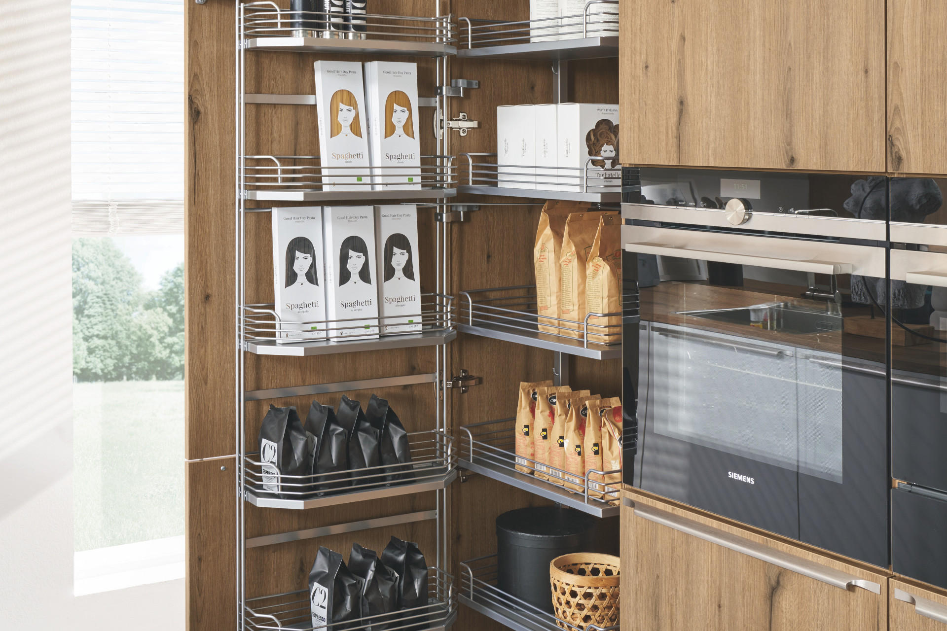 Offener Schrank einer Nolte Küche, Apotheker-Schrank