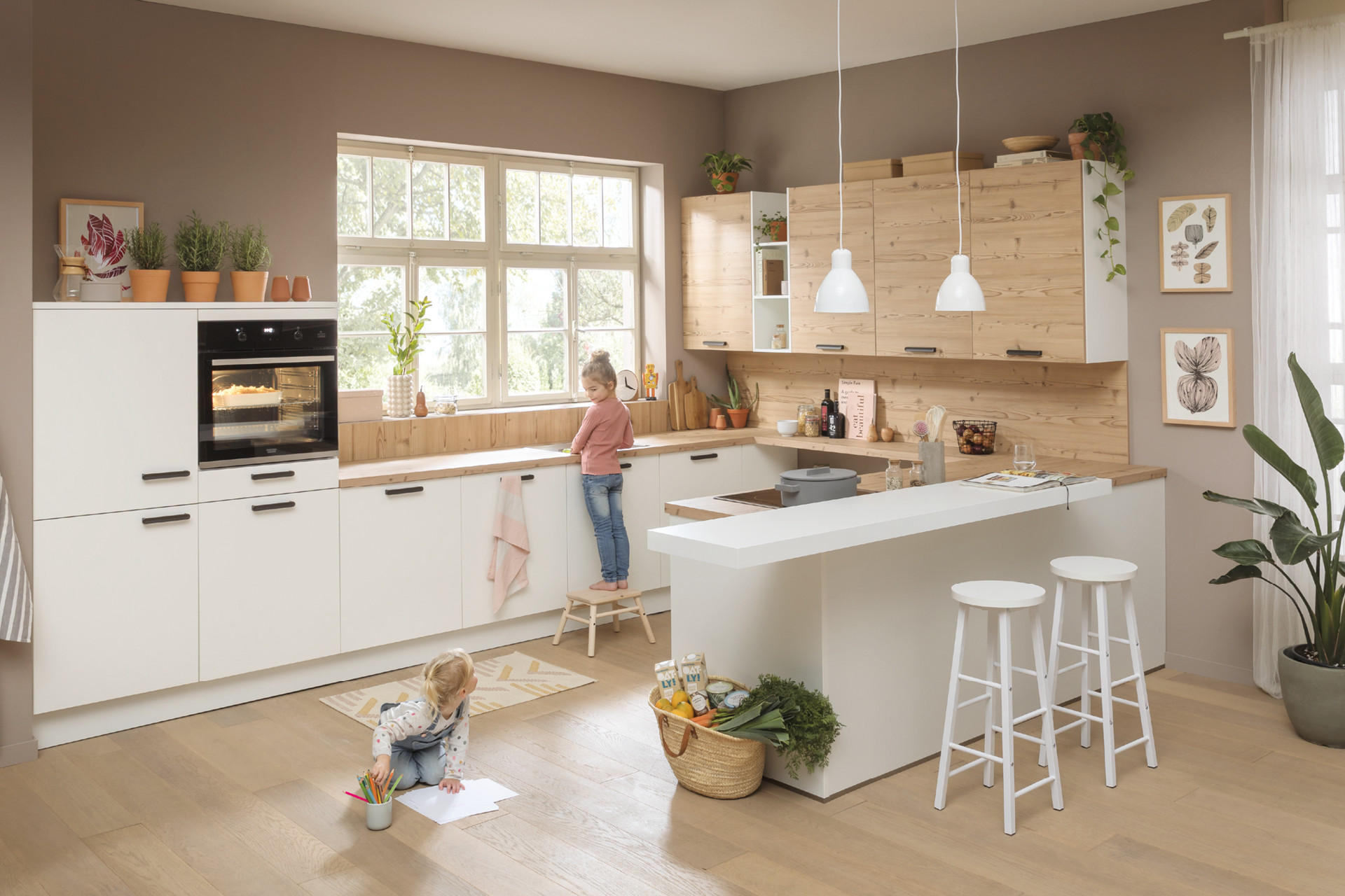 Weiße Küche mit Holz von Novel