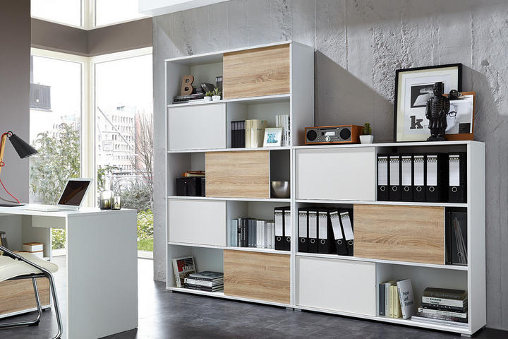 moderná kancelária, biely pracovný stôl, biela knižnica, úložný priestor, organizácia dokumentov, šanóny, knihy, minimalistický dizajn, veľké okná, kancelárske regály, interiérový dizajn, pracovné prostredie