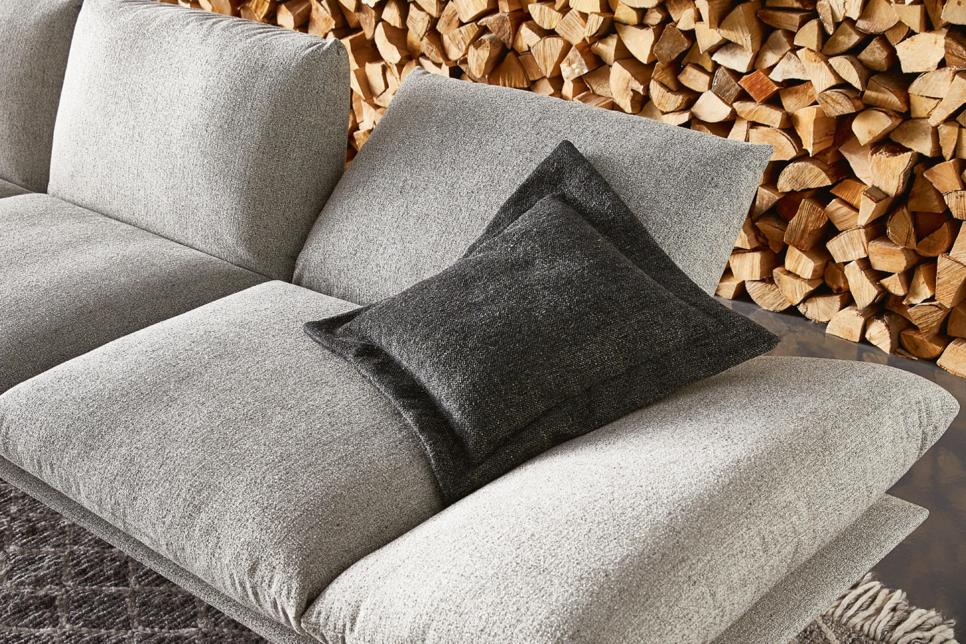 Graues Relaxsofa mit verstellbarer Rückenlehne