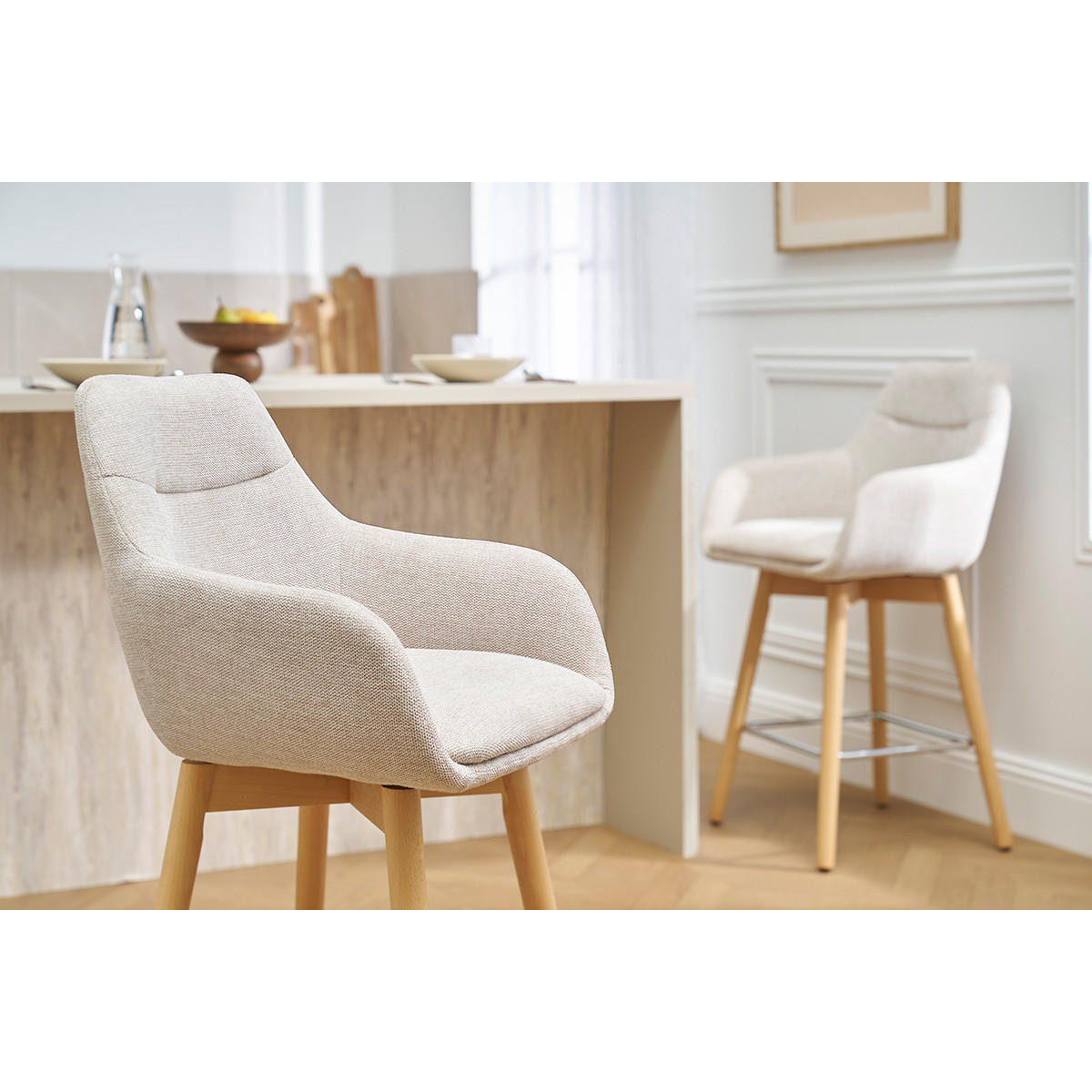 SKANDINAVISCHE Barhocker 360° drehbar in Textur-Beige Samteffekt Stoff und helles Holz H65 cm (2er Set) ALESS - Beige, Textil (54/94/53cm) - Miliboo