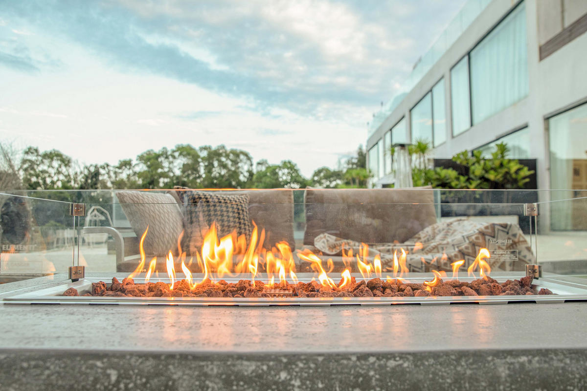 FEUERTISCH HAMPTON Gasfeuerstelle aus GFRC-Beton 142/81/35 cm - Hellgrau, Stein (81/35/142cm) - Elementi