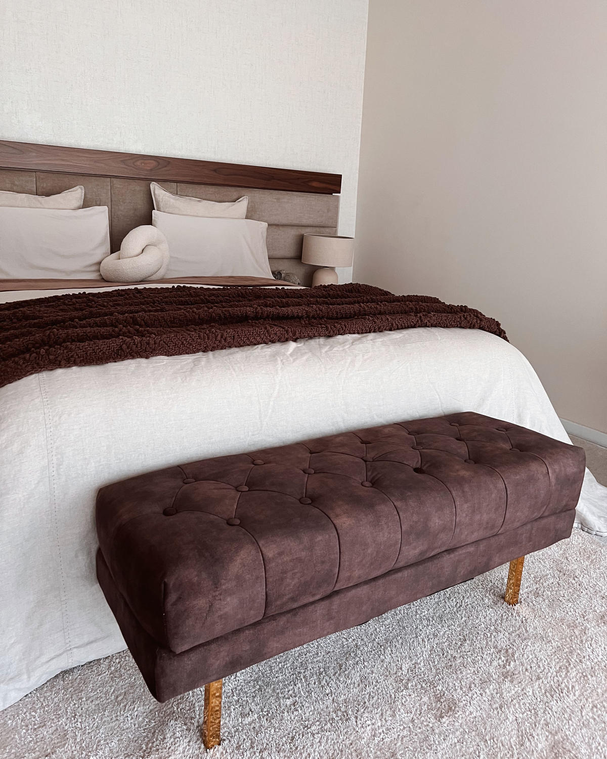 ČALOUNĚNÁ LAVICE Sametová látka Tmavě hnědá Roseville - tmavě hnědá, textil (117/44/40cm) - Beliani