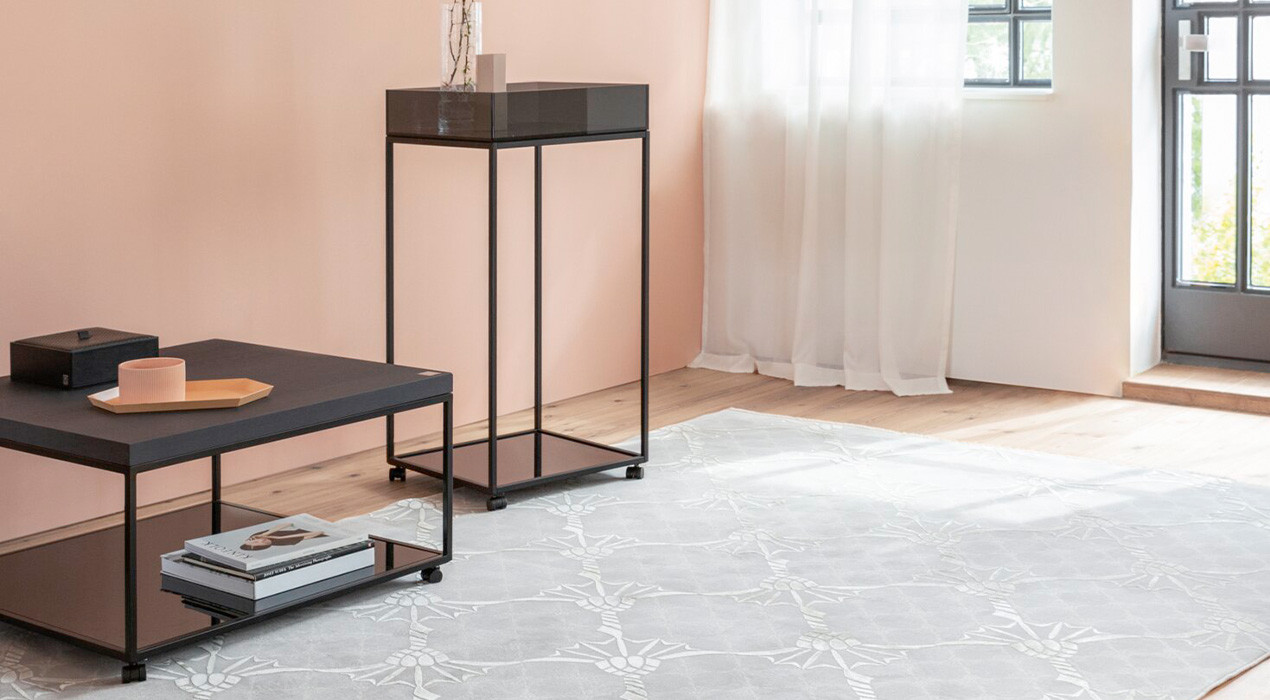 schwarze wohnzimmertische mit grauem teppich