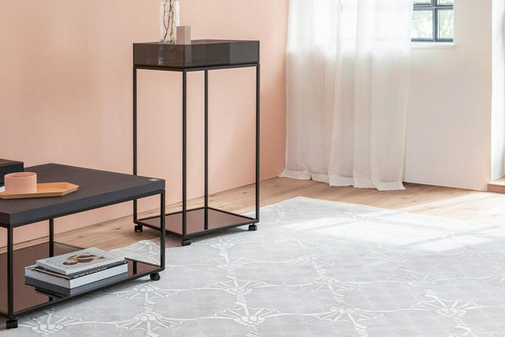 schwarze wohnzimmertische mit grauem teppich