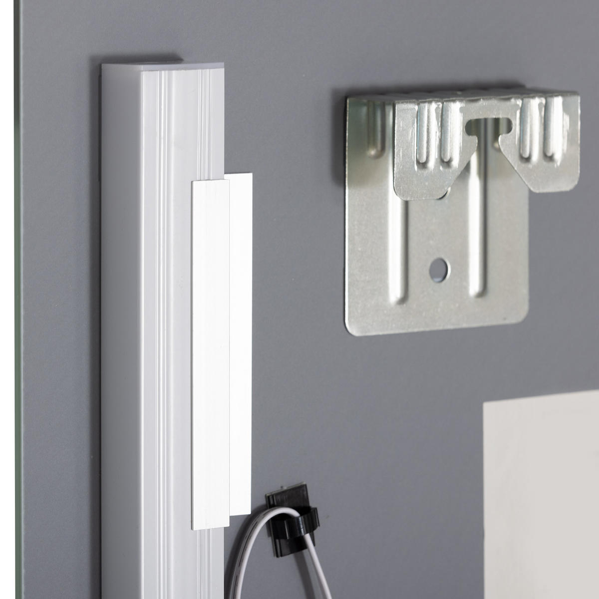 BADEZIMMERSPIEGEL DE-09281 mit LED & Glasablage Silber - Silberfarben, Glas (12/70/50cm) - ComfortXL