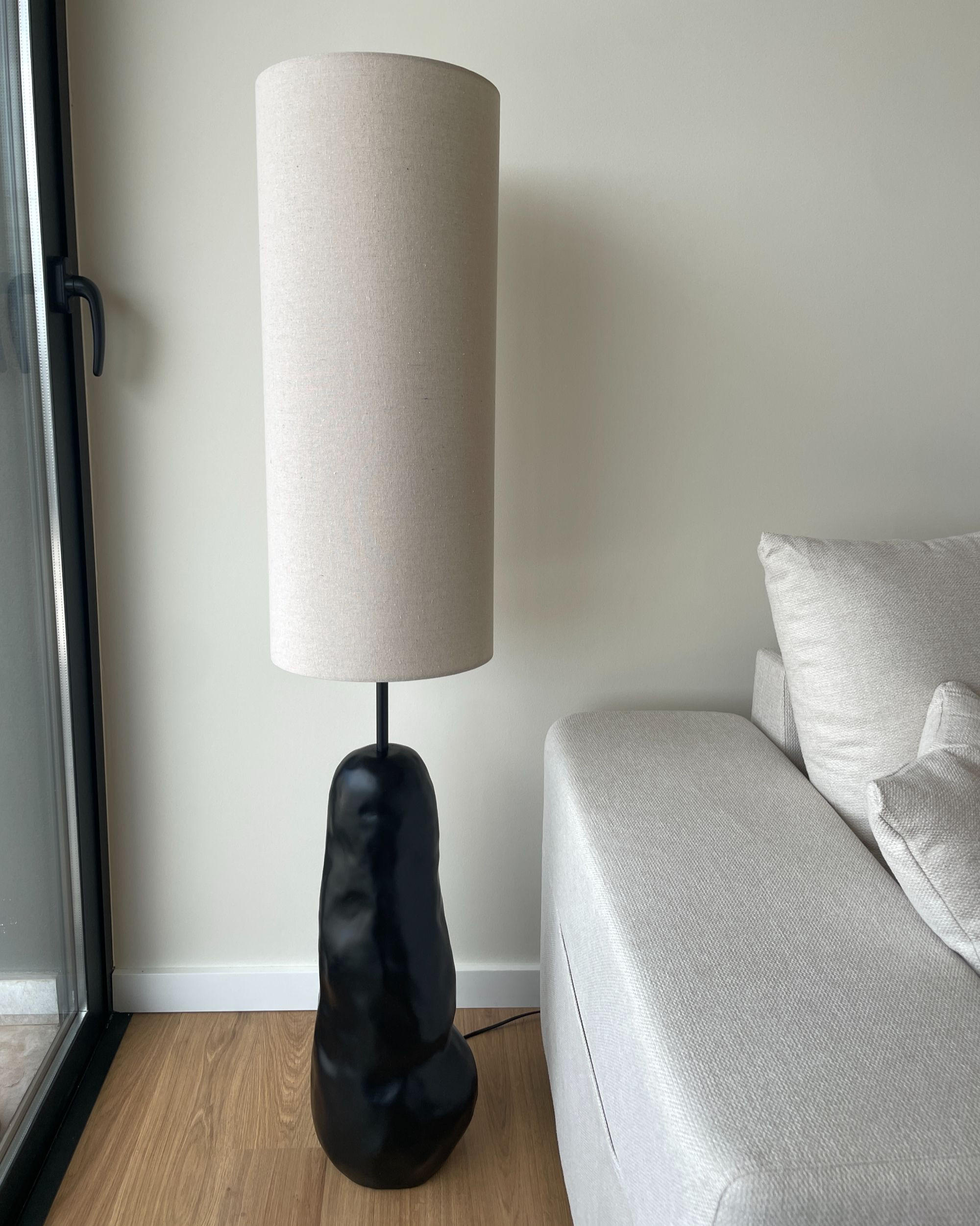 LAMPĂ DE PODEA neagră Selb - bej/negru, ceramică (28/28/136cm) - Beliani