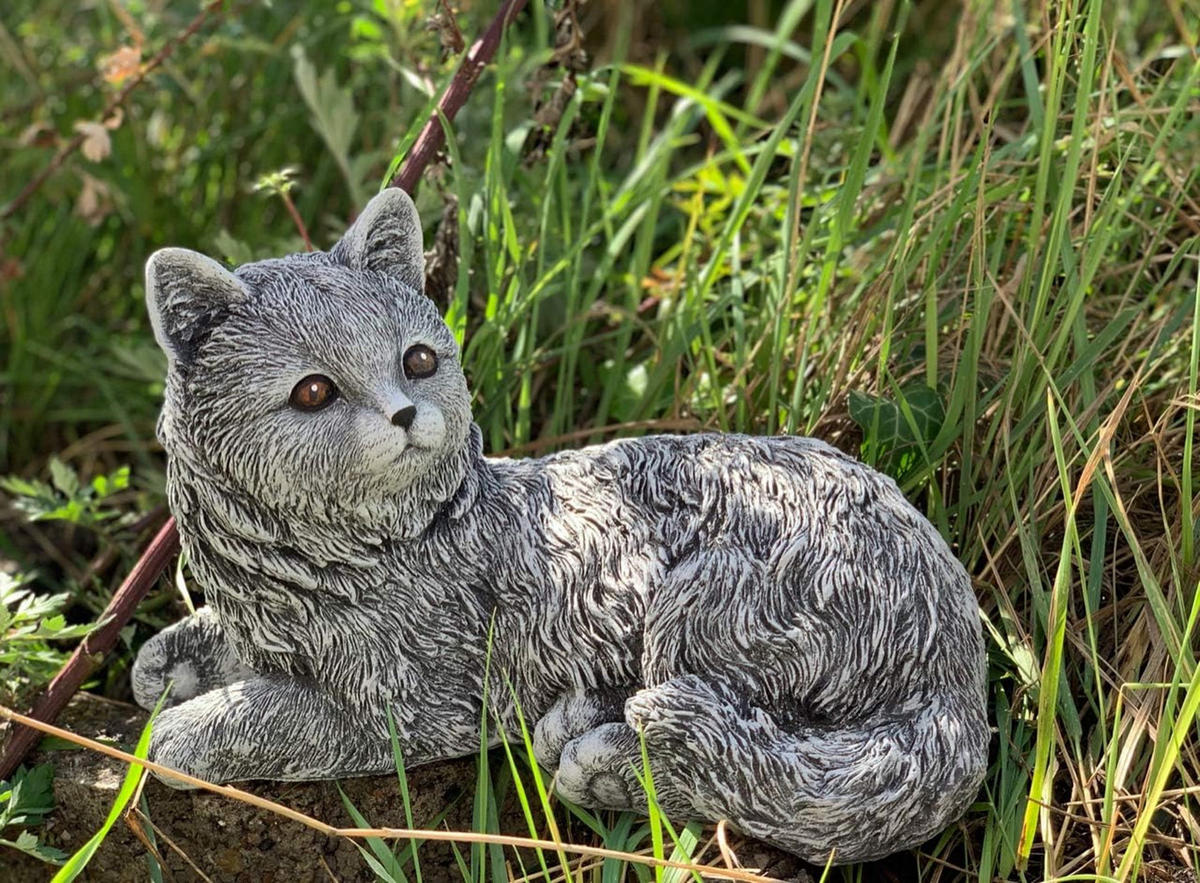 STEINFIGUR Katze Emilia liegend frostfest wetterfest Gartenfigur Steinguss - Grau, Stein (28/16/15cm) - stoneandstyle