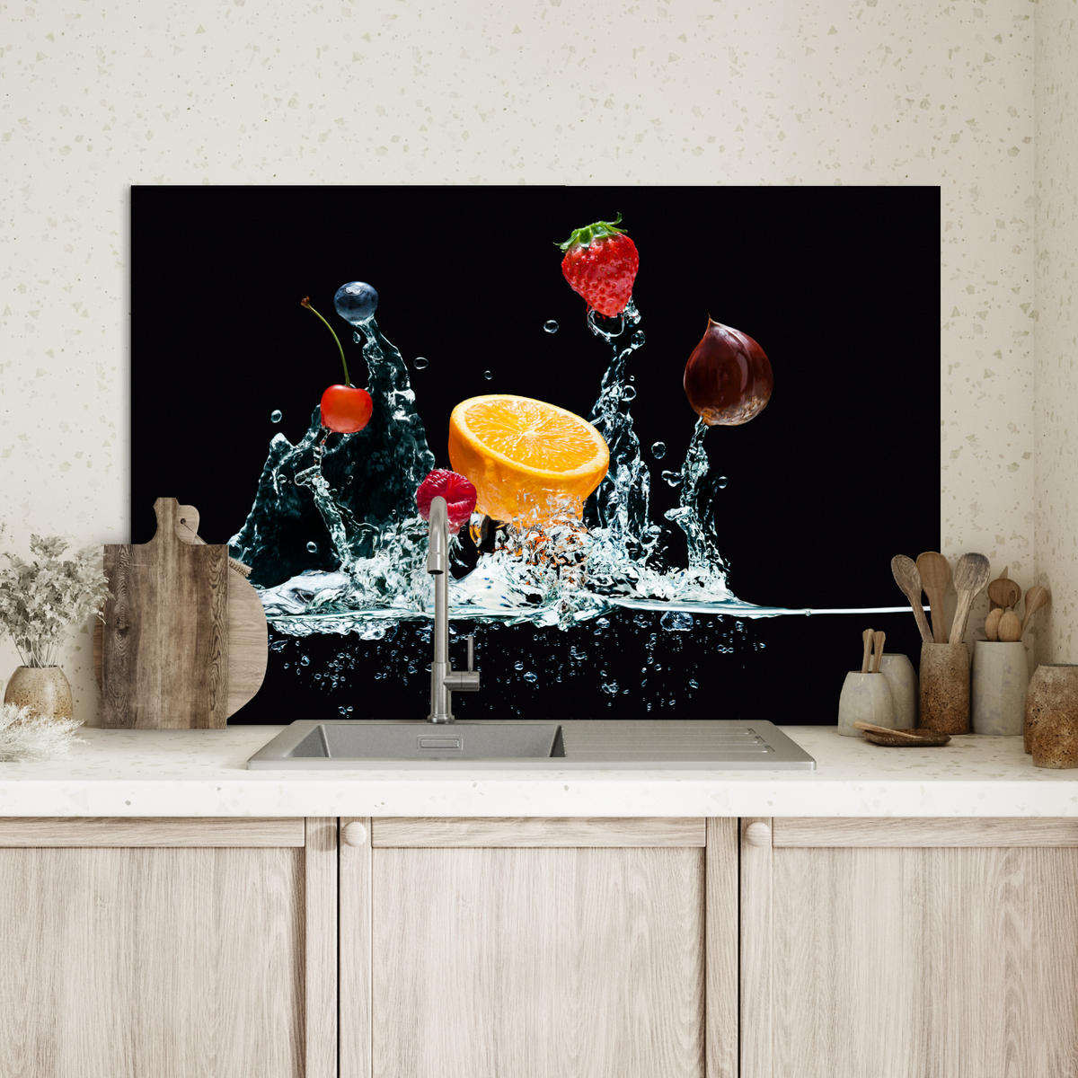 SPRITZSCHUTZ KÜCHE Wasser - Obst - Orange - Erdbeere - Kirsche - Schwarz 80x55 cm - Orange, Metall (80/0.3/55cm) - MuchoWow
