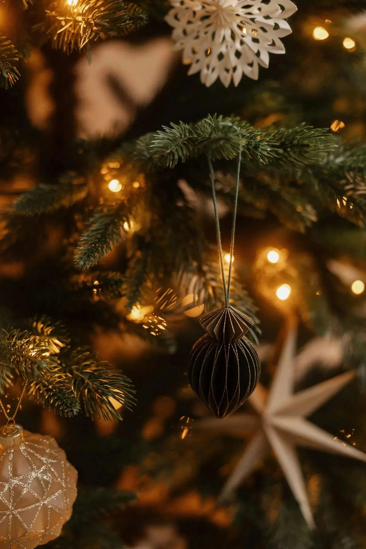 TANNENBAUM Künstlicher Weihnachtsbaum mit Beleuchtung - Emilia 210 cm - Grün, Kunststoff (210cm) - aplanta