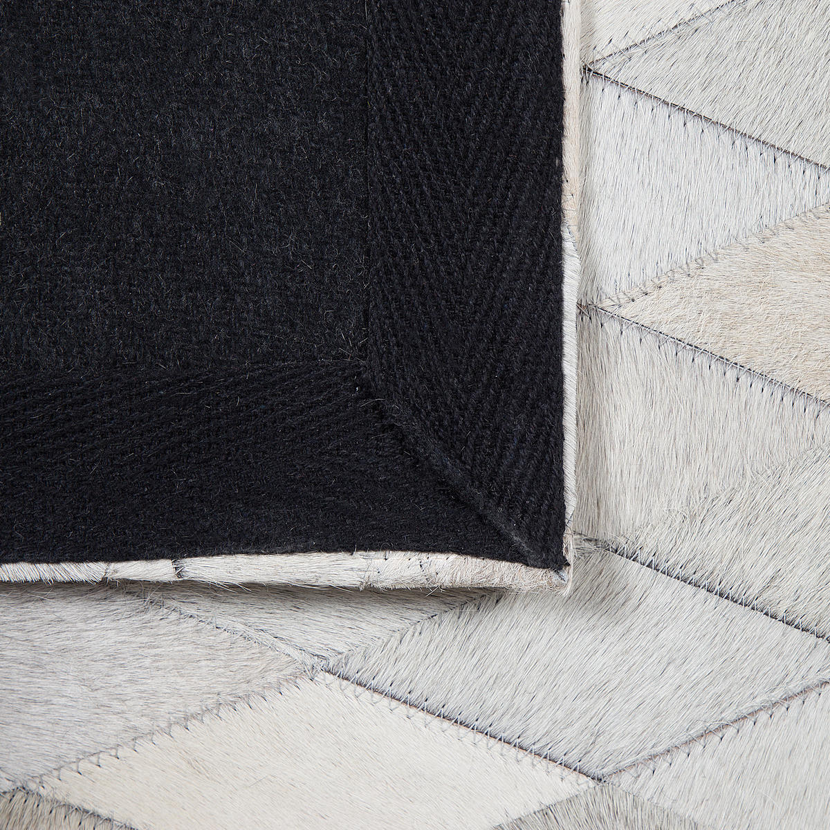 KURZFLOR-TEPPICH Maldan 200/140 cm - Schwarz, Fell (140/200cm) - Beliani