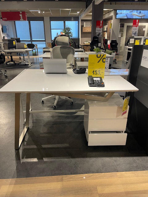 SCHREIBTISCH - Novel