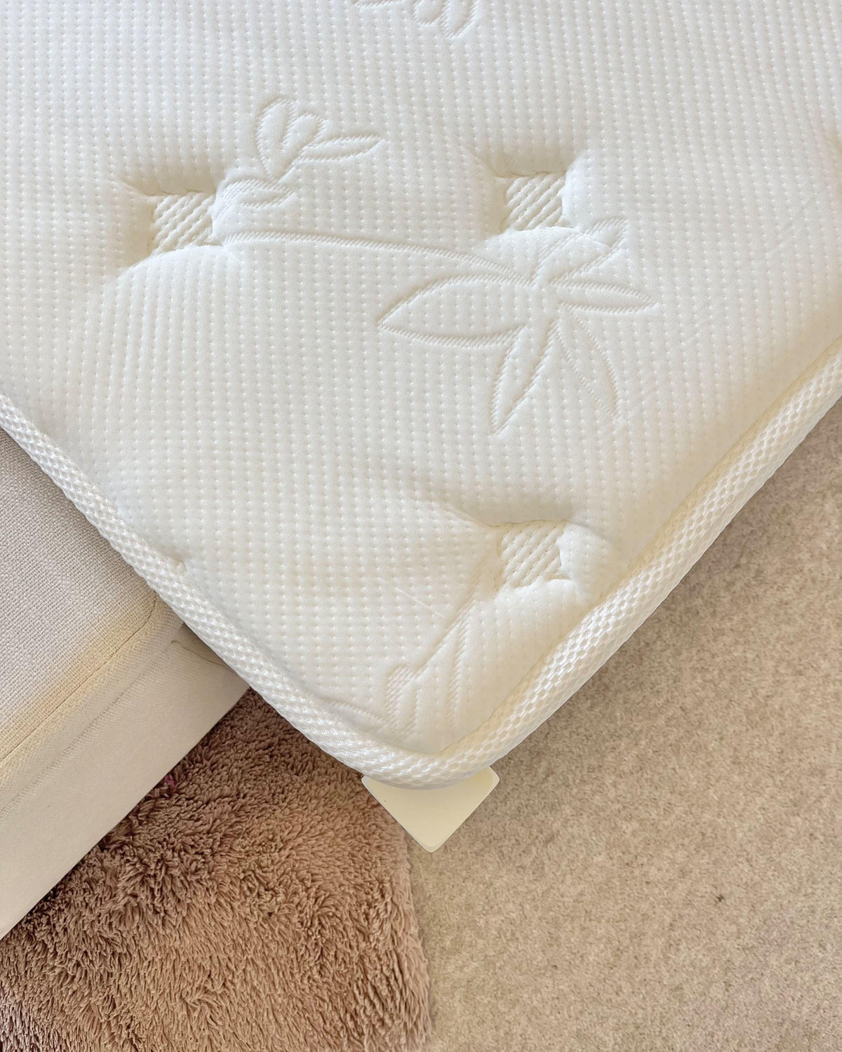 MATRACE S KAPSOVÝMI PRUŽINAMI Paměťová pěna středně tuhá 90/200/25 cm Luxus - béžová, textil (90/200cm) - Beliani