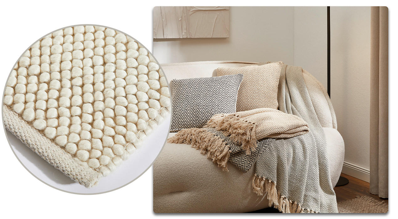 Couch mit flauschigen Kissen und weißer teppich als freisteller