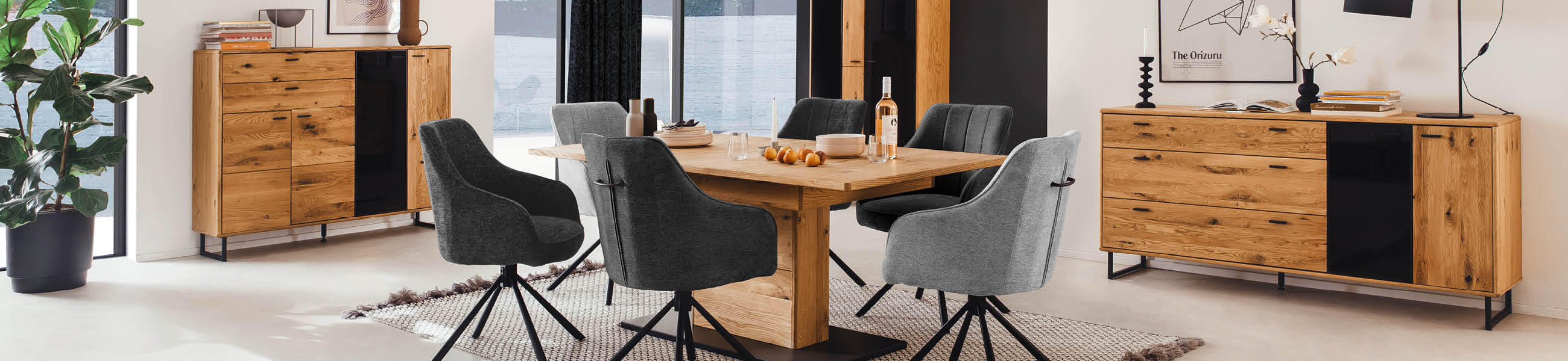 Moderne Wohnzimmermöbel mit einem Holztisch und grauen Stühlen.
