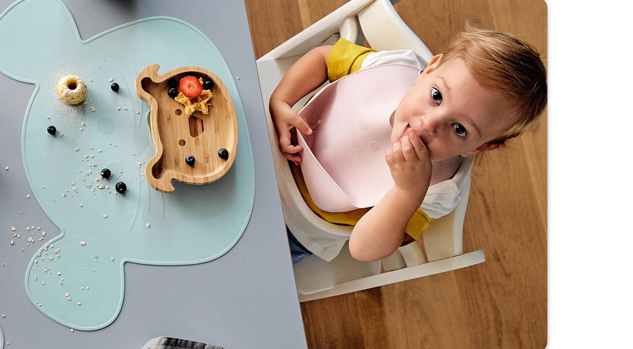 baby isst am Esstisch Früchte