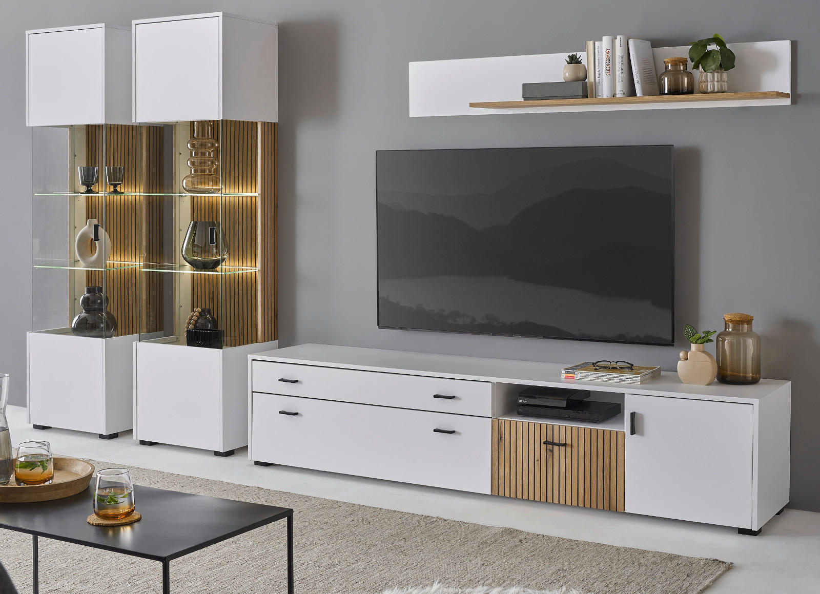 WOHNWAND in matt weiß mit Eiche 4-teilig 316 x 180 cm, Soft-Close - Eichefarben/Schwarz, Glas/Holzwerkstoff (315/180/42cm) - Furn.Design