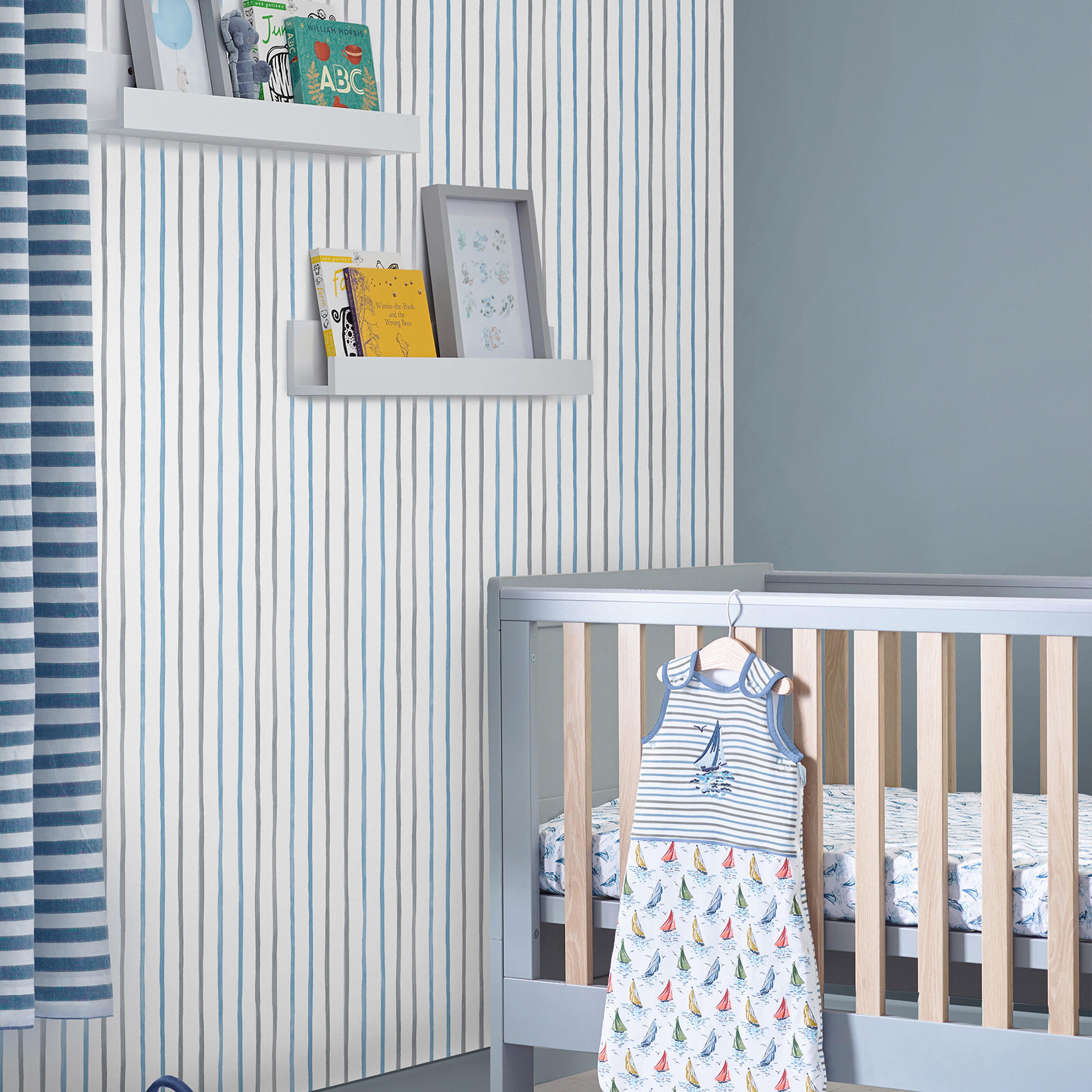 VLIESTAPETE Painterly Stripe | Blau Weiß | Streifen | 10mx52cm - Blau, Papier/Kunststoff (52/1000cm) - Graham & Brown