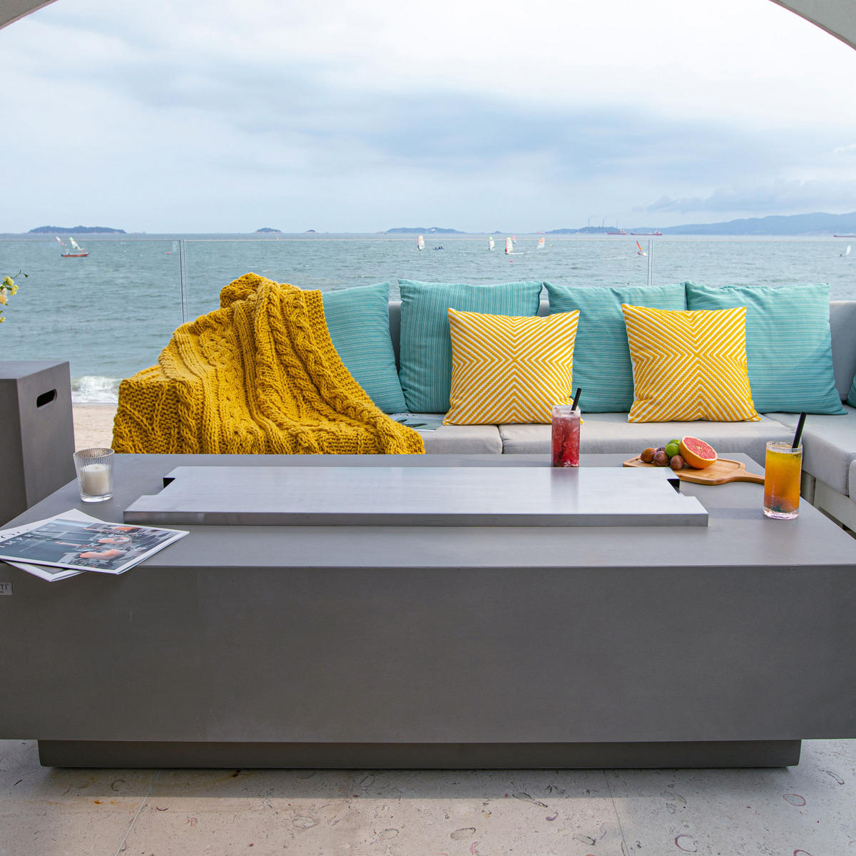 FEUERTISCH Granville Gasfeuerstelle aus GF-Beton - 4-tlg. Set inkl. Glasumrandung, Brennerabdeckung und Gasflaschen-Abdeckung - Hellgrau, Naturmaterialien (70/43/152cm) - Elementi