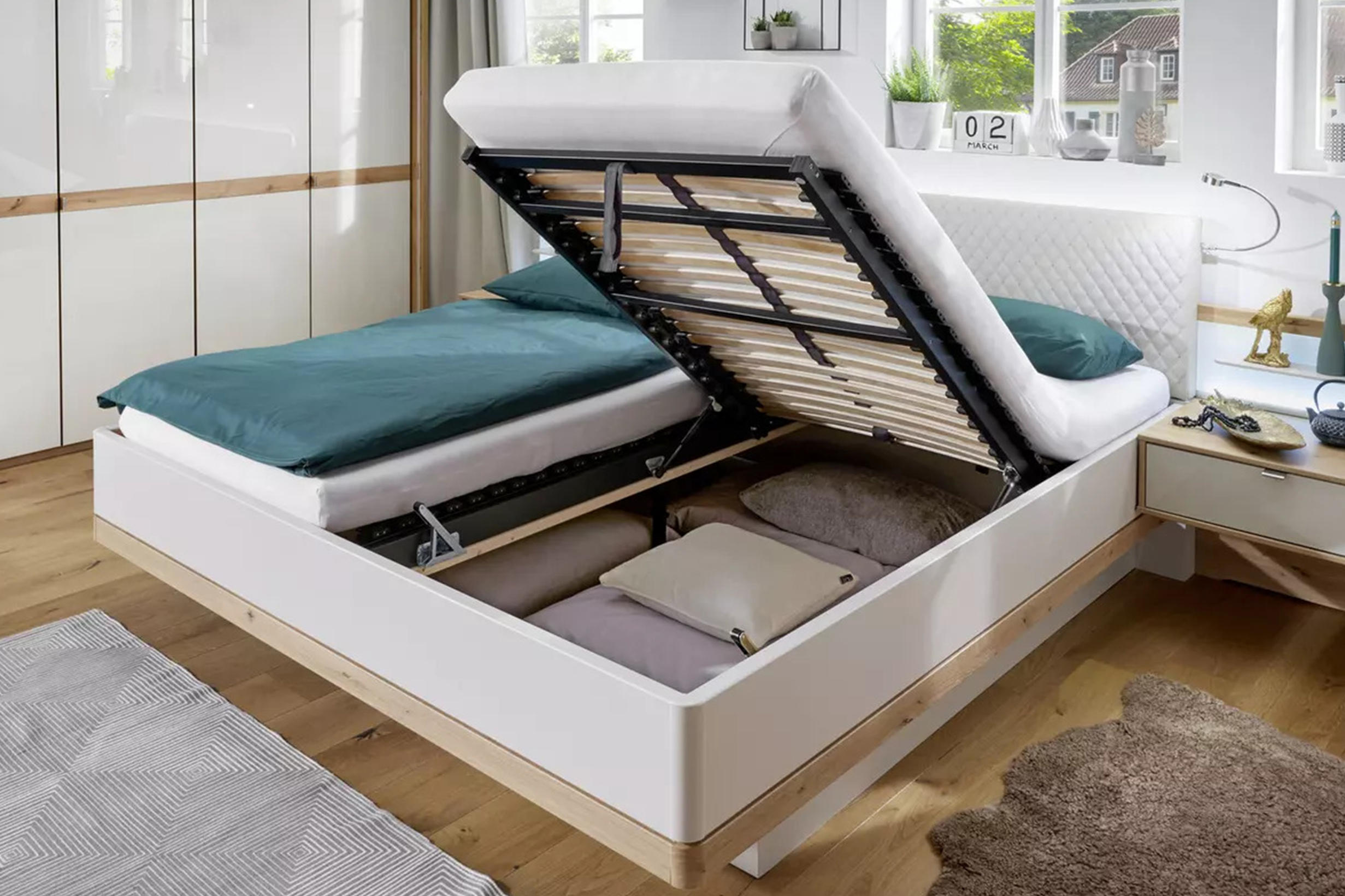 Bela boxspring postelja v modernen slogu.