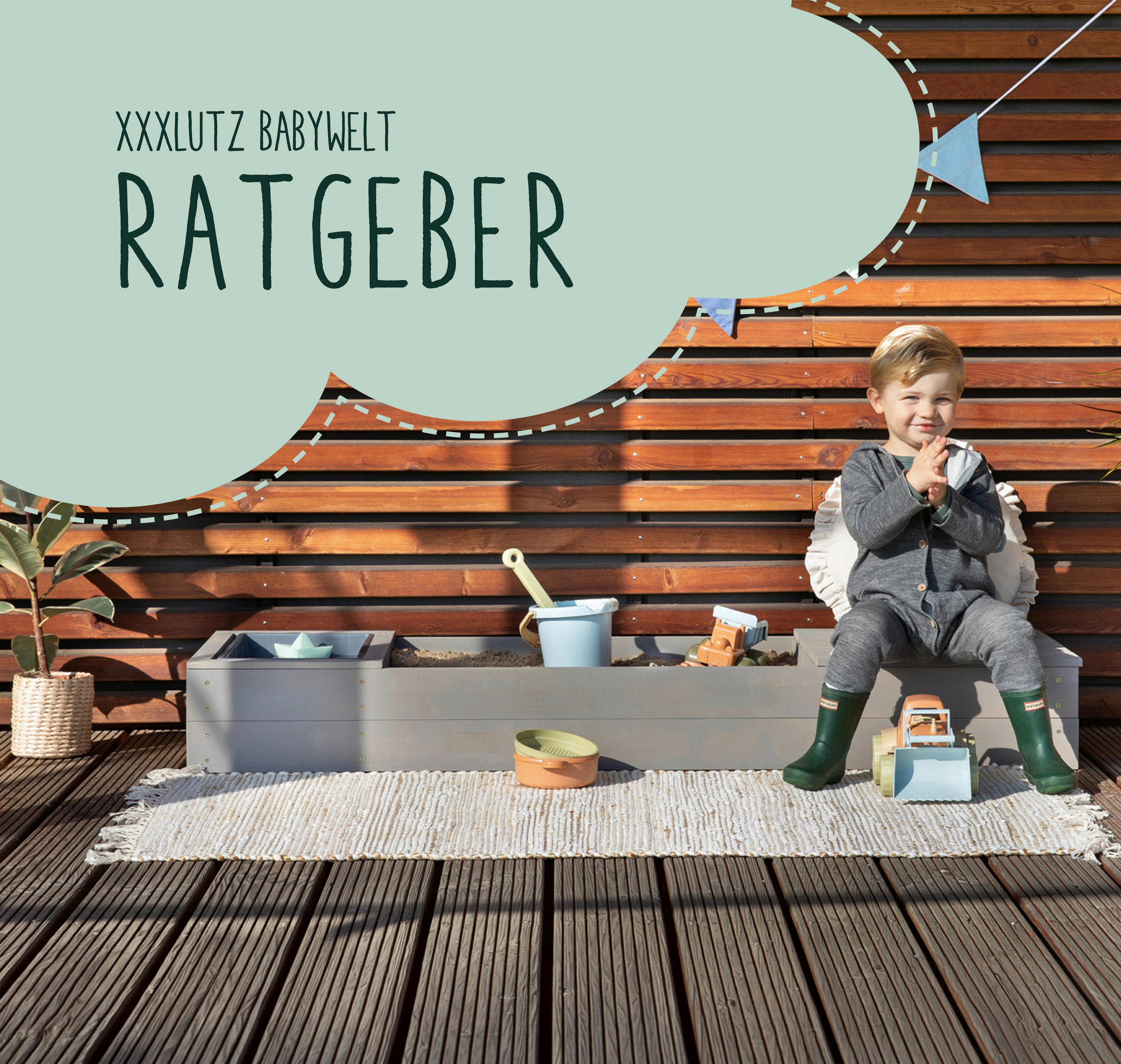 Kind mit Gummistiefeln sitzt auf einer Holzbank neben Pflanze und Spielzeug vor einer Holzlattenwand mit dem Schriftzug 'XXXLUTZ BABYWELT RATGEBER'