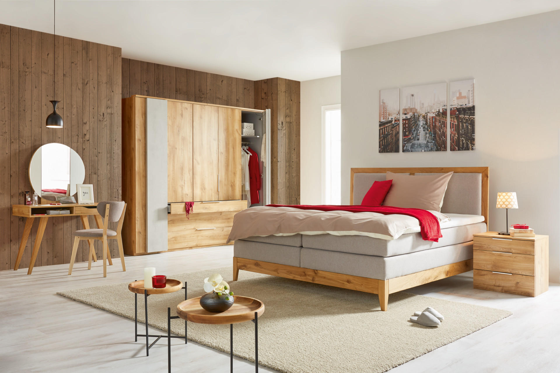Holz-Boxspringbett im hellbraunen Ton