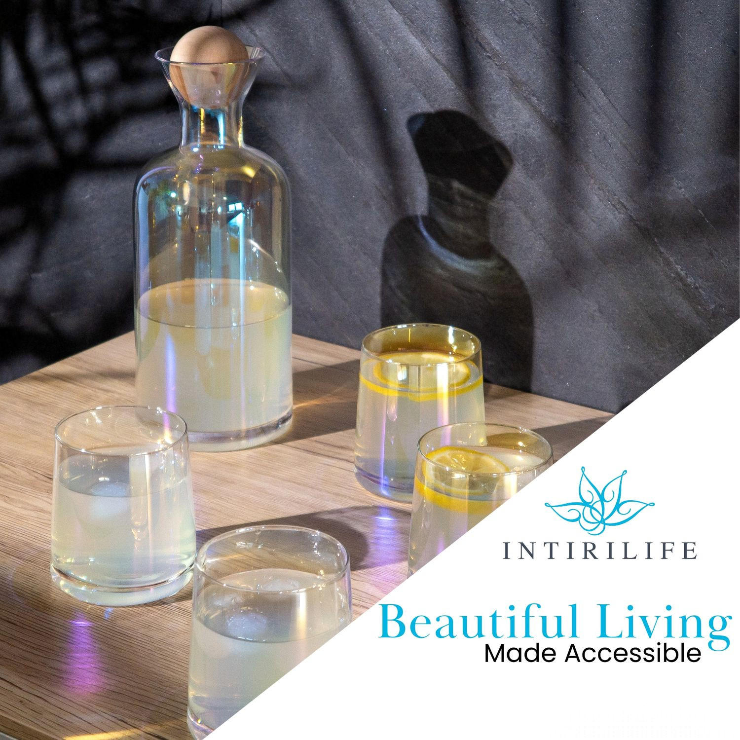 KARAFFE mit 4 Gläsern Set aus Glas mit Regenbogen Schimmer - Transparent, Glas (1.1L) - Intirilife