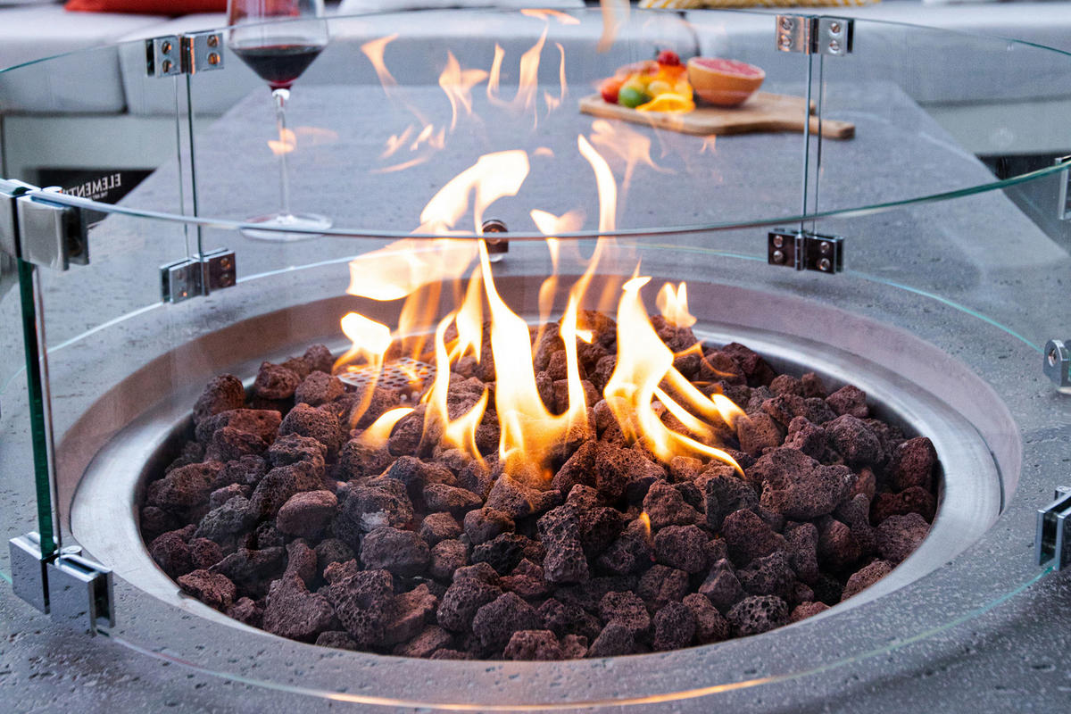 FEUERTISCH Metropolis Gasfeuerstelle aus GFRC-Beton 142/81/35 cm - Hellgrau, Naturmaterialien (81/35/142cm) - Elementi