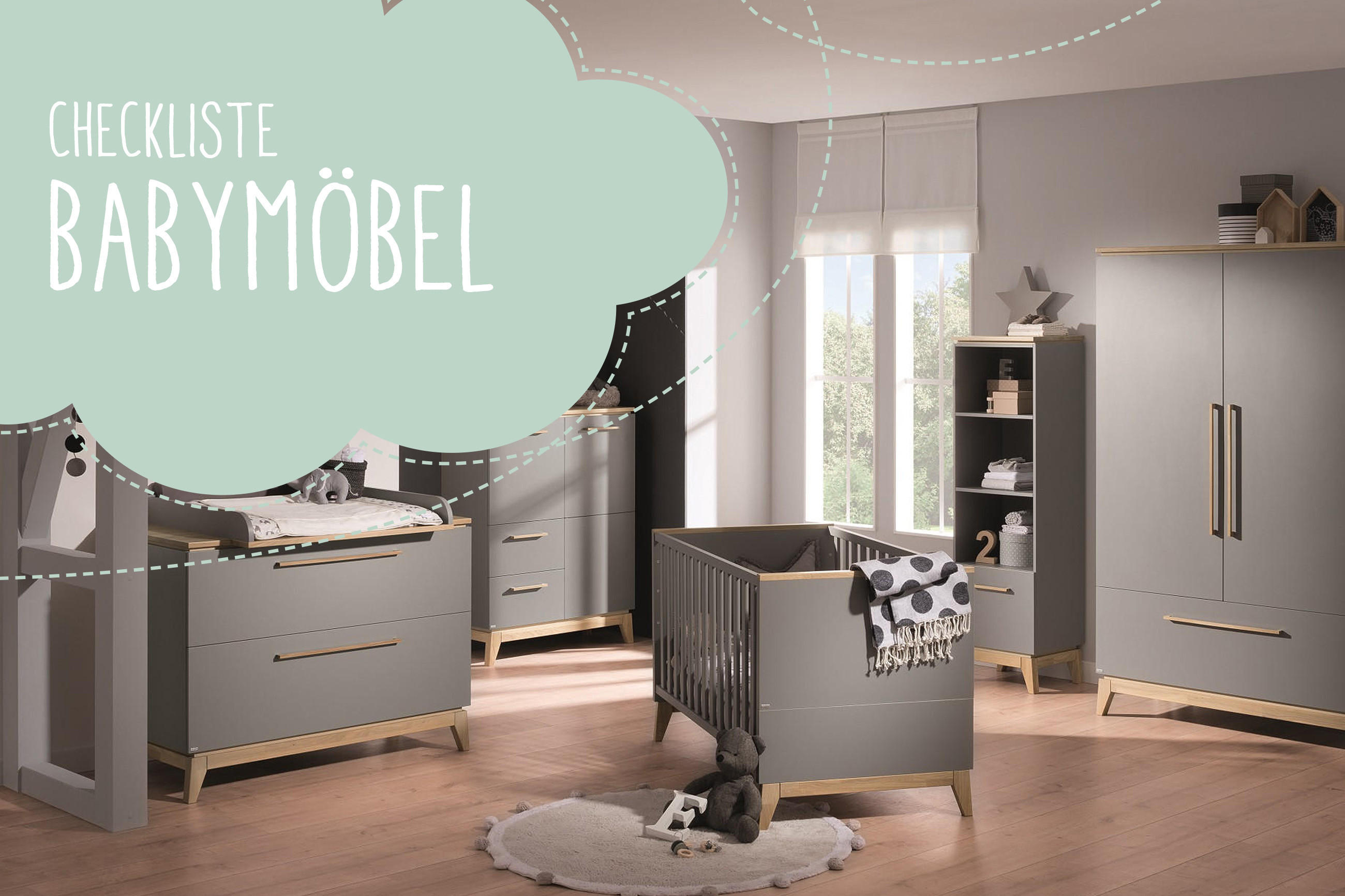 Babyzimmer mit grauen Möbeln und goldenen Akzenten, darunter Bett, Wickelkommode und Schrank; Text „CHECKLISTE BABYMÖBEL“ in Wolkenform