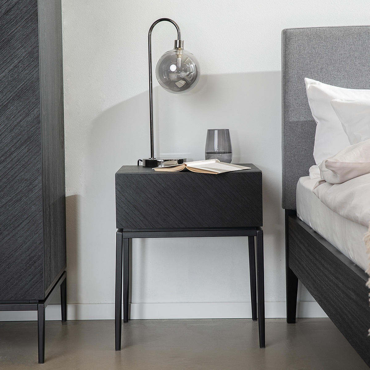 NACHTKOMMODE - Echtholzfurnier / Eisen - Schwarz, Holzwerkstoff (45/55/40cm) - home24