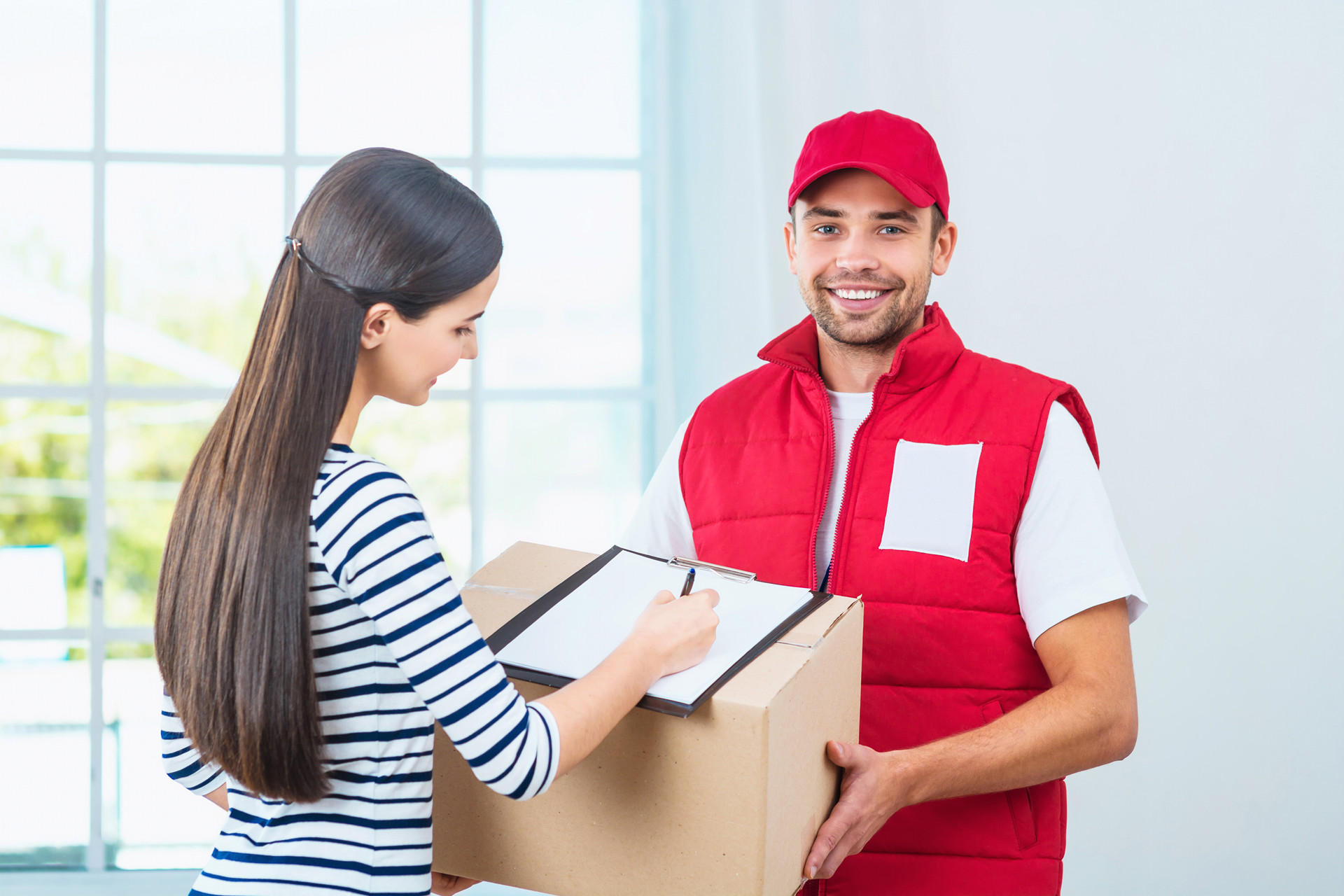 Postbote lässt für Paket unterschreiben