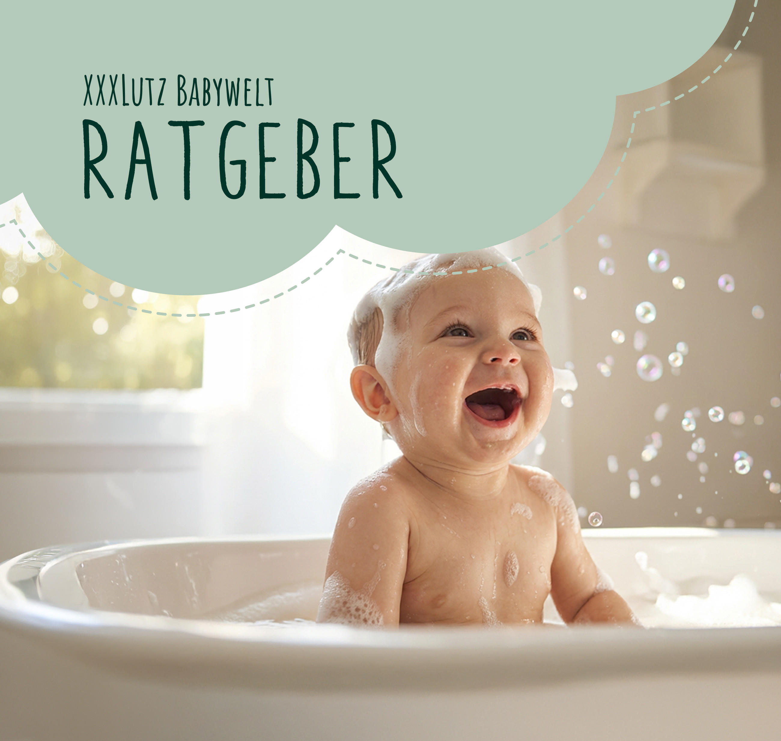 Ein Kleinkind sitzt in einer Badewanne, umgeben von Seifenblasen. Der Oberkörper ist nass, das Kind blickt nach vorne. Links oben befindet sich eine hellgrüne, wolkenförmige Fläche mit klar lesbarem Text: 'XXXLUTZ BADWELT RATGEBER'.