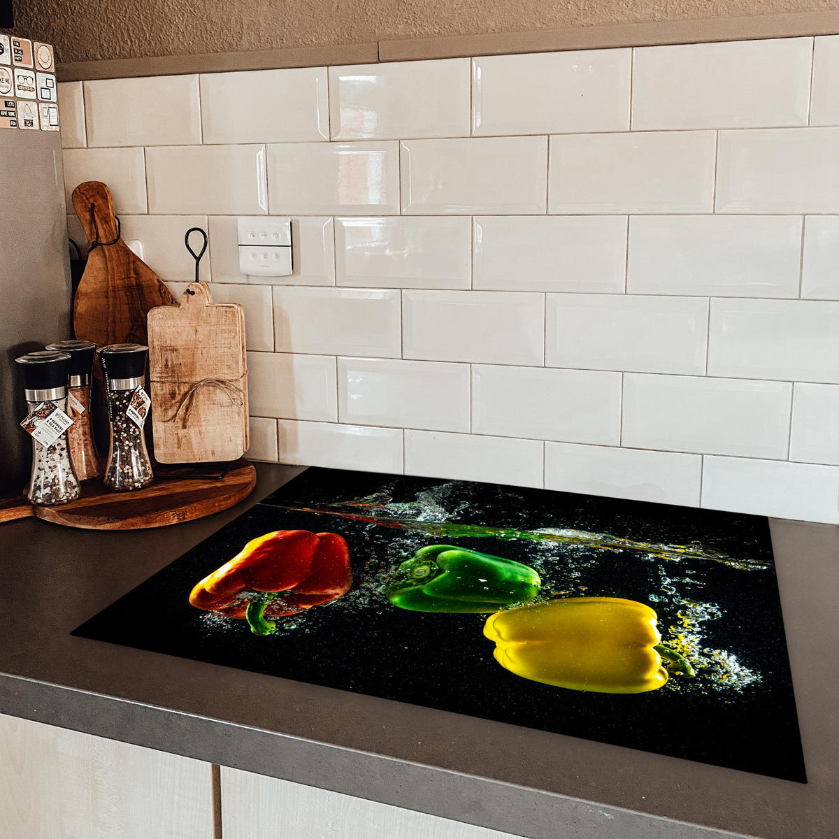 HERDABDECKPLATTE Paprika - Gemüse - Wasser - Schwarz - Rot - Grün - Gelb Herdabdeckung Induktionsfeld 70x52 cm - Multicolor, Kunststoff (70/52/0.2cm) - MuchoWow