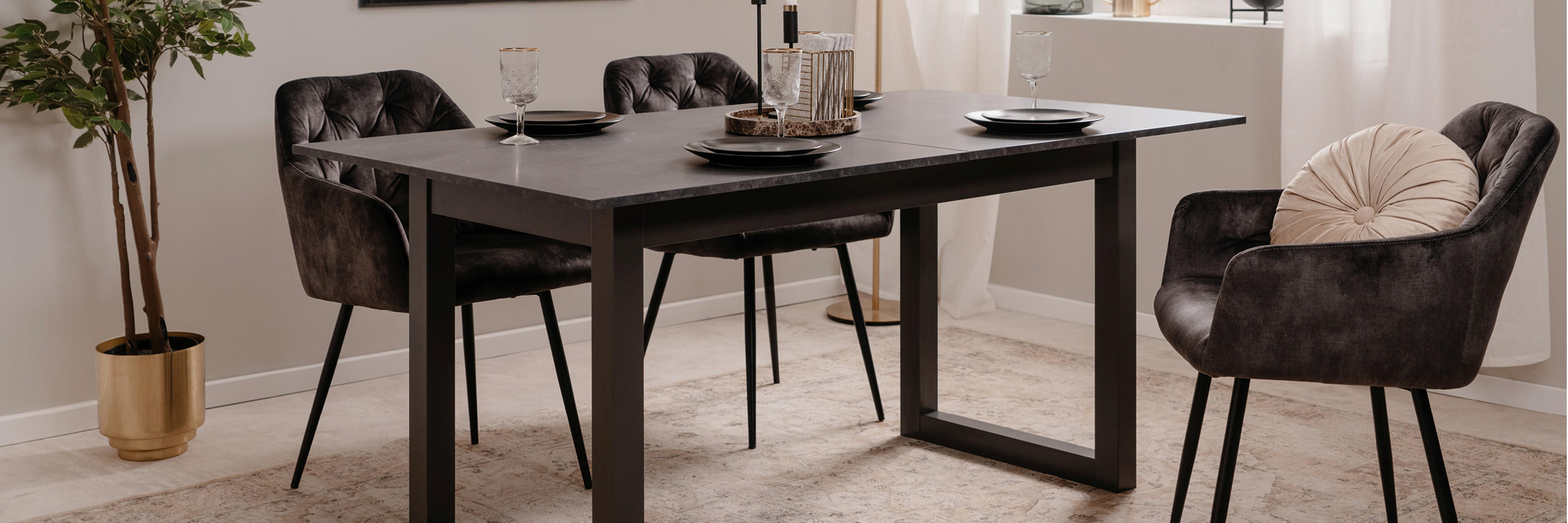 Esstisch und Stühle in schwarz