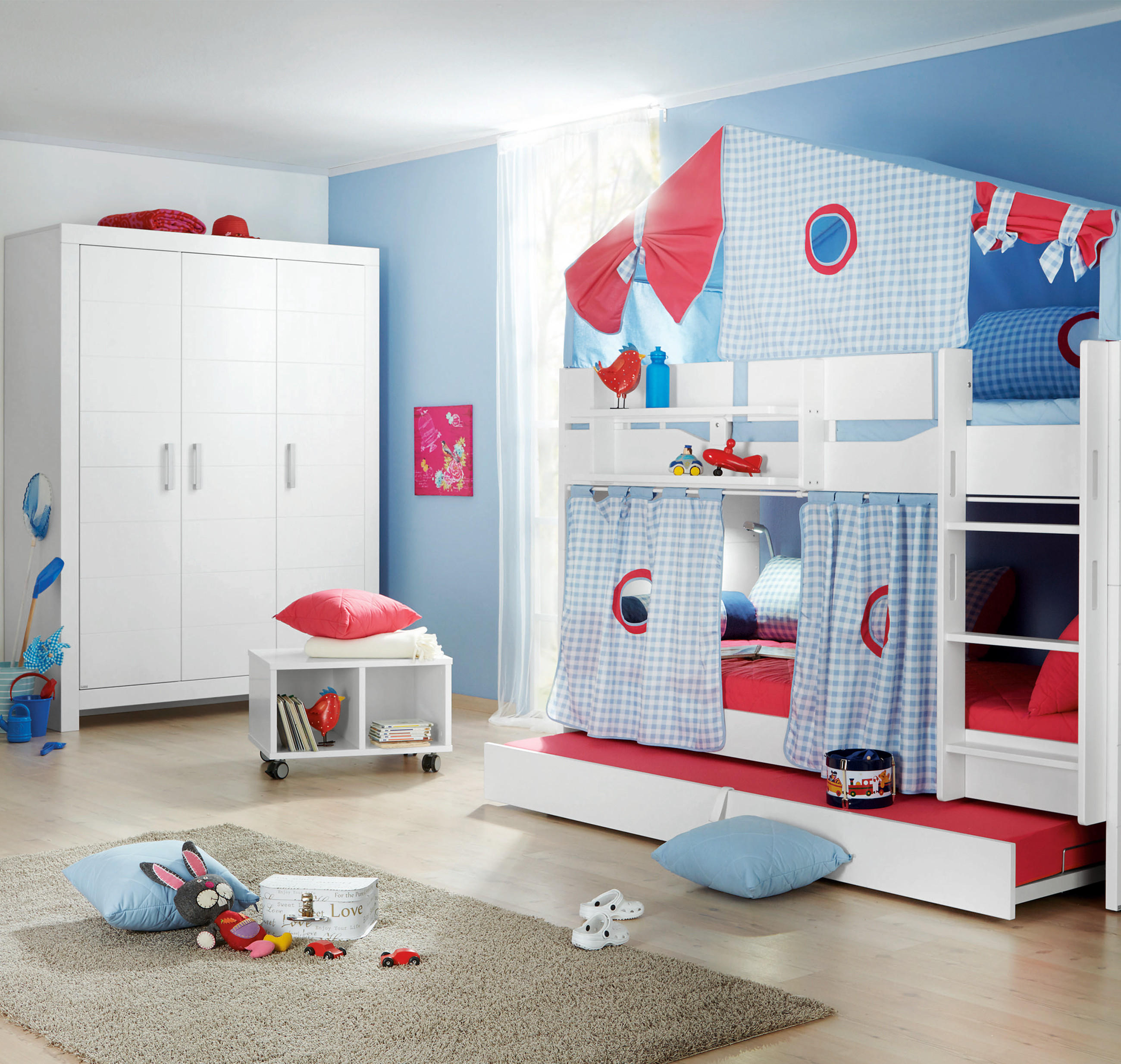 Kinderzimmer mit weißem Etagenbett, blau-weiß karierten Vorhängen, weißem Schrank, Regal und Teppich mit Spielzeug.