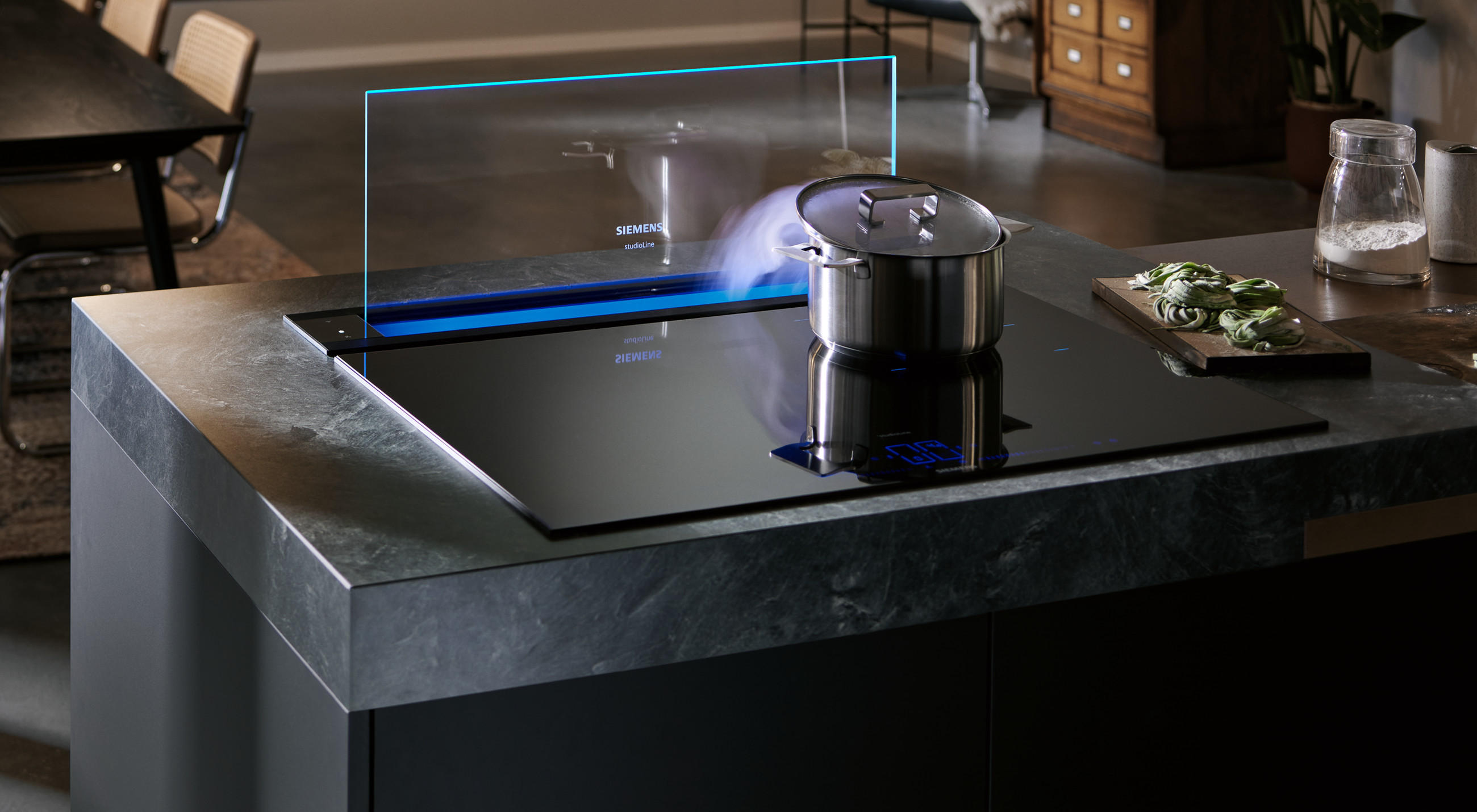 Innovativer Dunstabzug für offene Küchenkonzepte von SIEMENS StudioLine