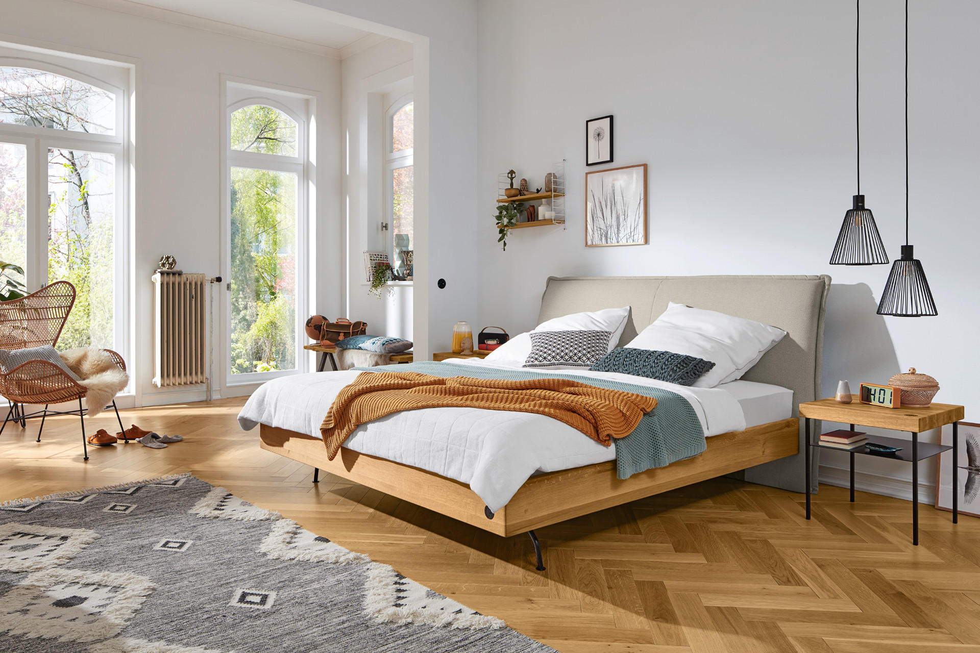 Modernes Holzbett